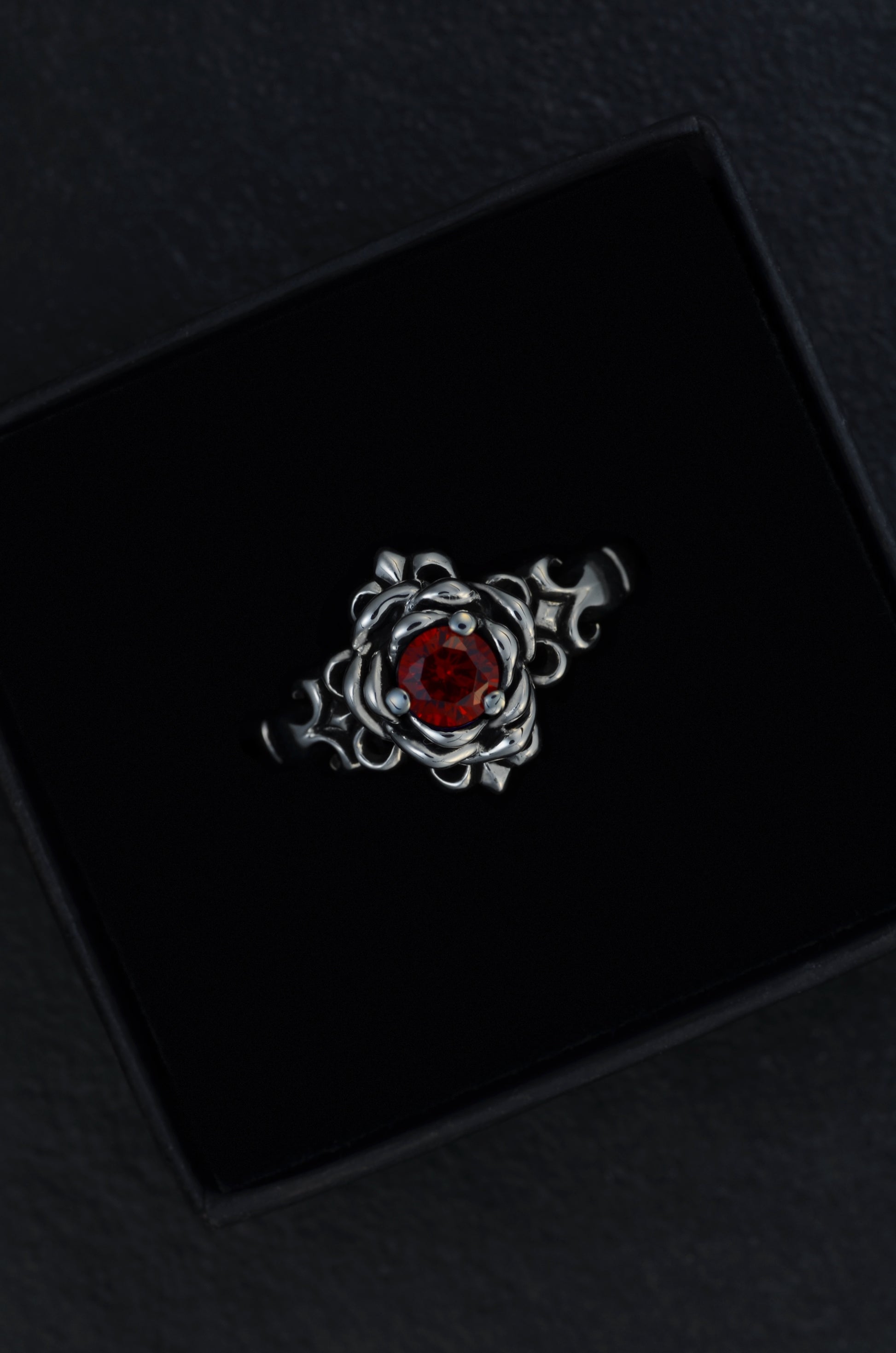 Dornenrose Ring - roter Stein