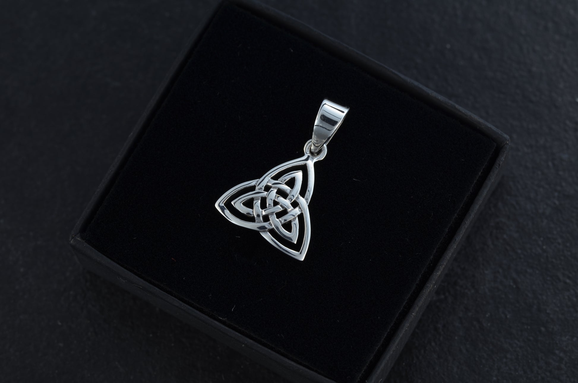 Elandra Knoten Anhänger