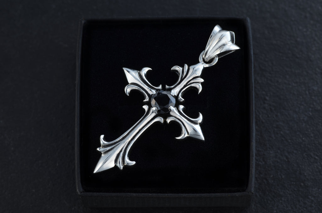 Corvus mit schwarzem Stein