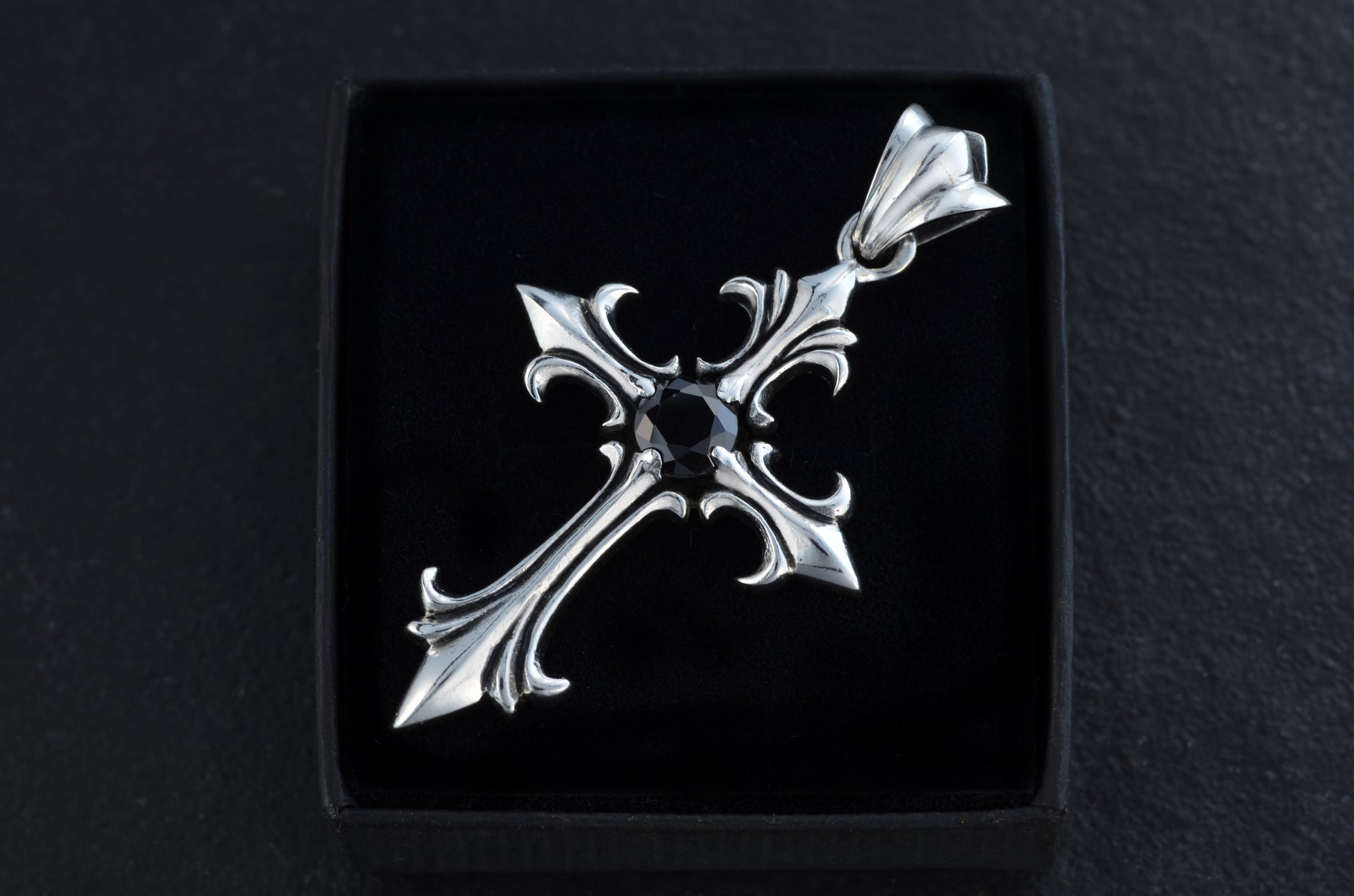 Corvus mit schwarzem Stein