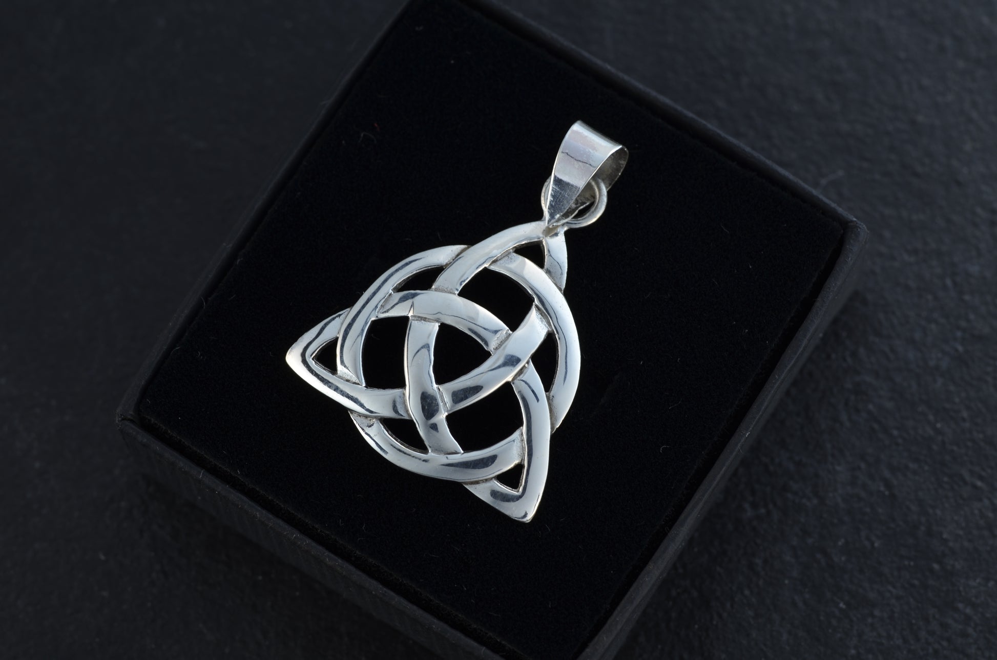 Trinari Knotenanhänger