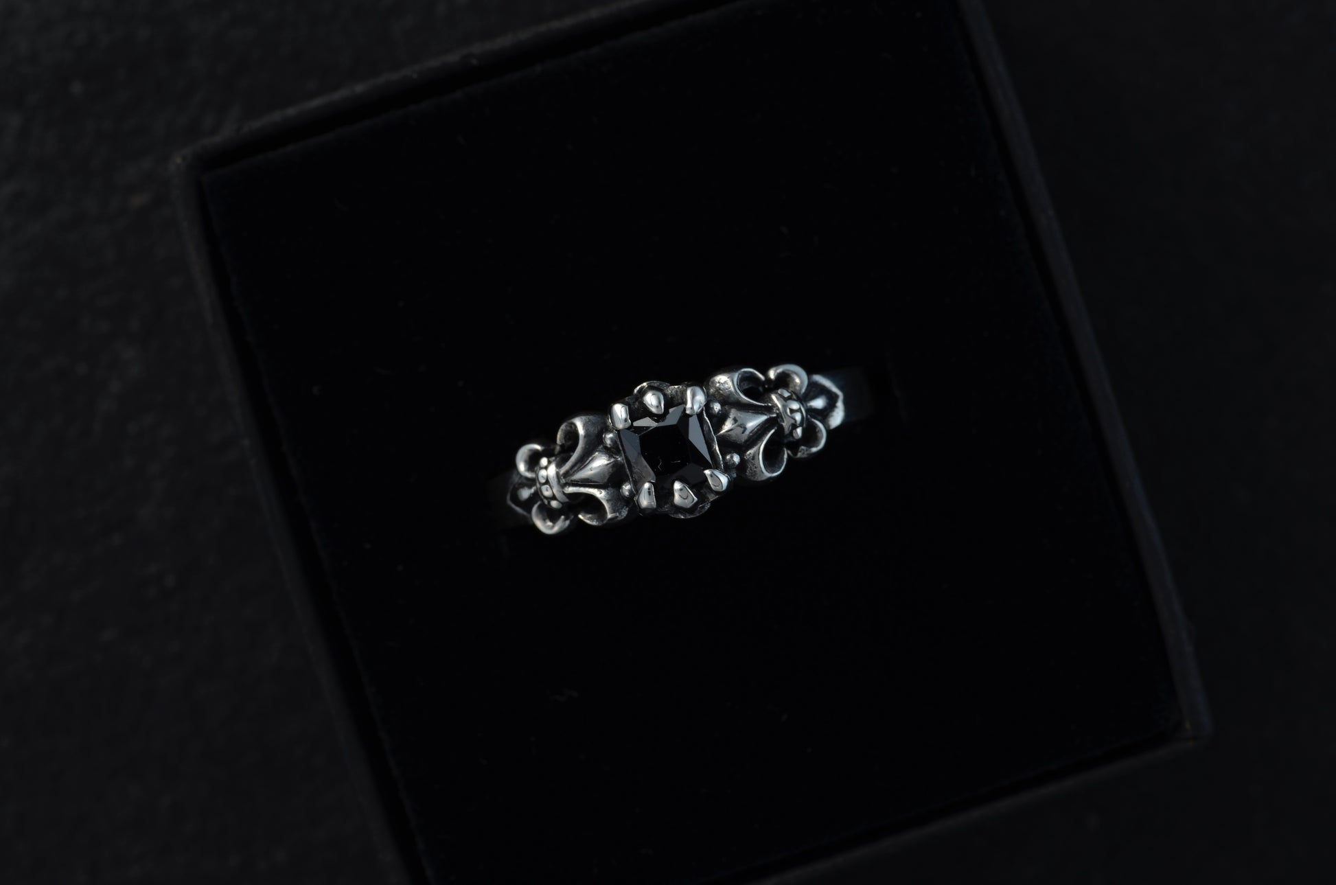 Fleur-de-lis Ring mit schwarzem Stein