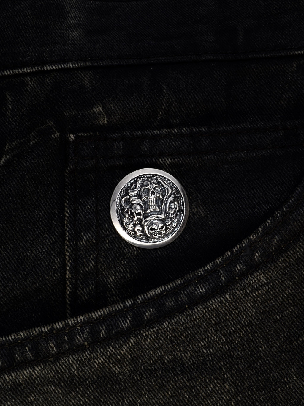 Massiver 925 Sterling Silber Concho Posion Skull auf noctain.de. Hochwertiges Accessoire für Vintage-Jeans & Leder. NEU. Szene 1
