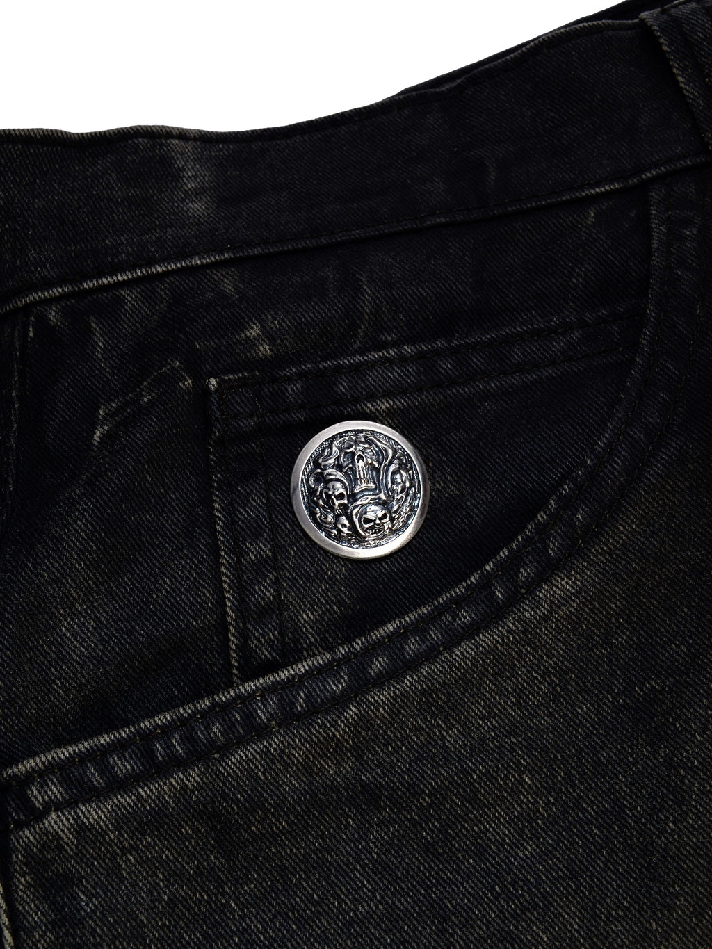 Massiver 925 Sterling Silber Concho Posion Skull auf noctain.de. Hochwertiges Accessoire für Vintage-Jeans & Leder. NEU. Szene 1
