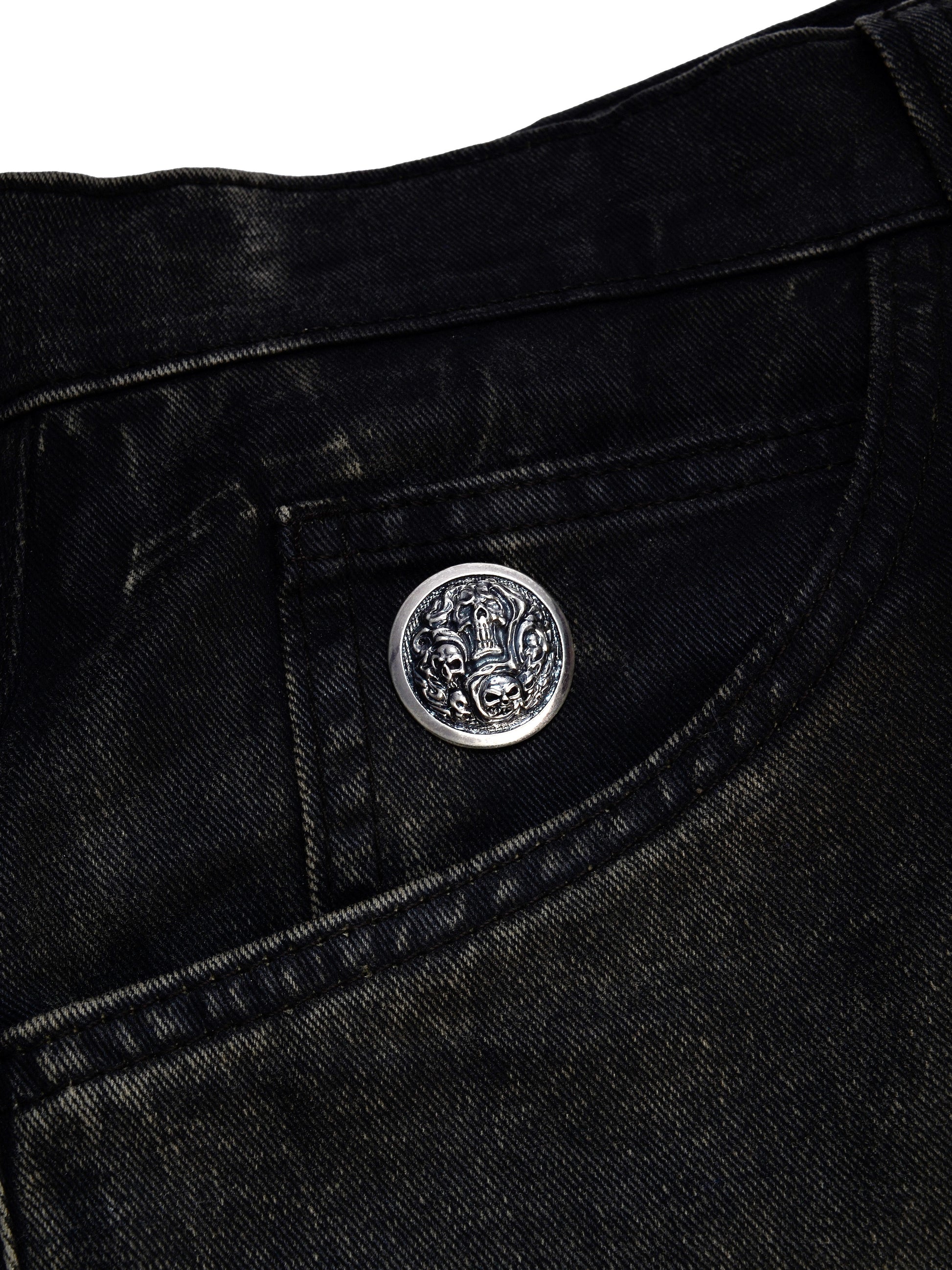 Massiver 925 Sterling Silber Concho Posion Skull auf noctain.de. Hochwertiges Accessoire für Vintage-Jeans & Leder. NEU. Szene 1
