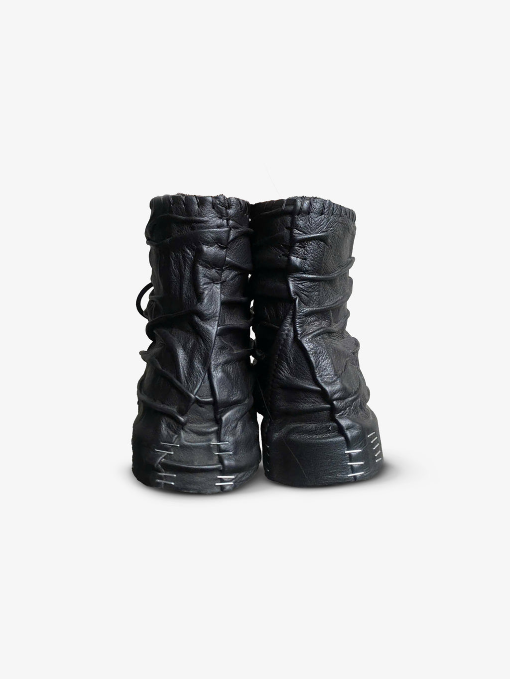 
Noctain Atelier-Designs - 9onnoctz Upcycled Boots 9OB03: Exklusive Designerstiefel mit markanter Lederstruktur und handgefertigten Details Rückseite