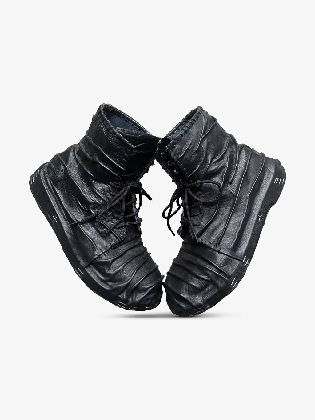 Noctain Atelier-Designs - 9onnoctz Upcycled Boots 9OB03: Exklusive Designerstiefel mit markanter Lederstruktur und handgefertigten Details Szene 2
