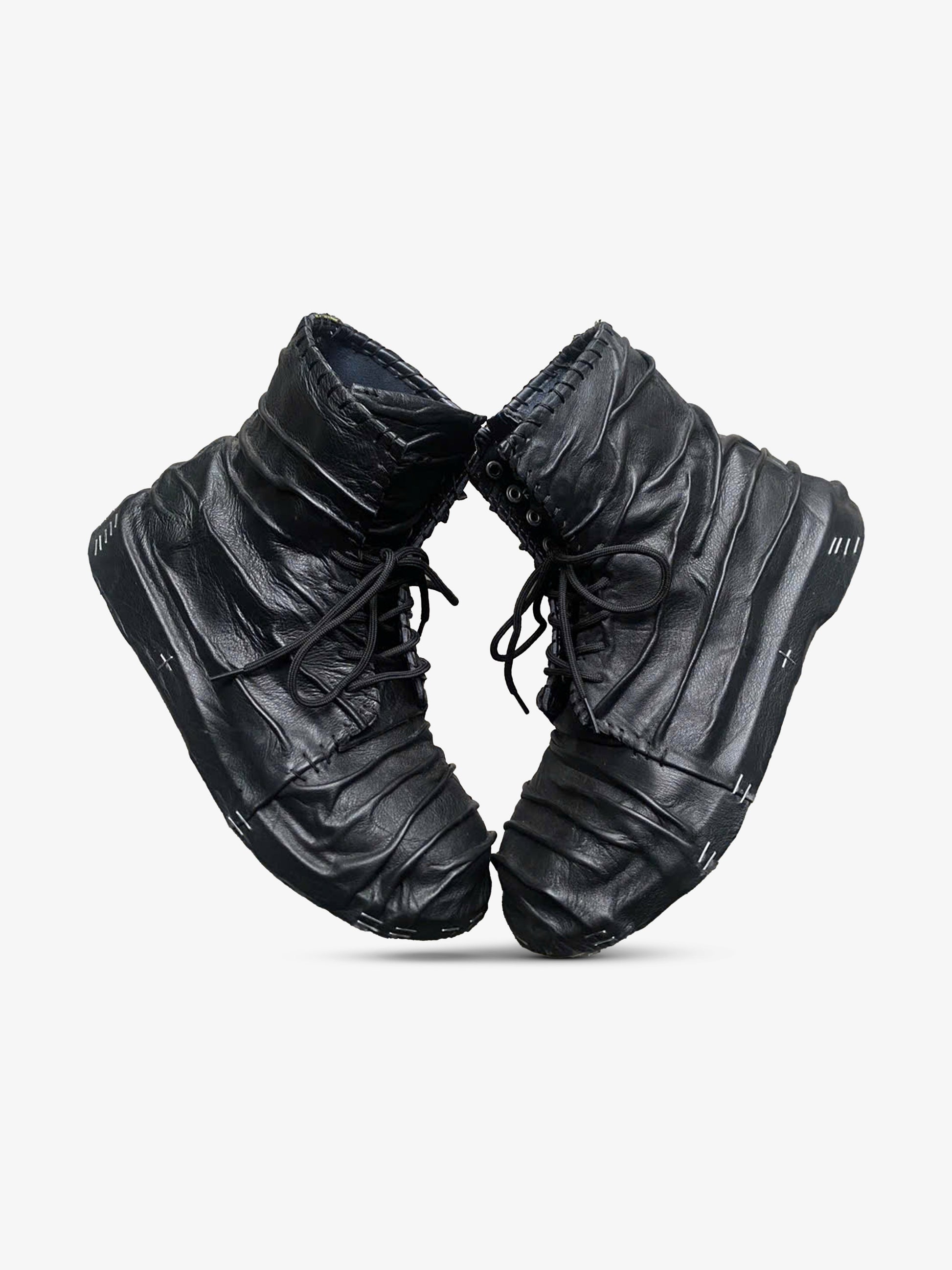 Noctain Atelier-Designs - 9onnoctz Upcycled Boots 9OB03: Exklusive Designerstiefel mit markanter Lederstruktur und handgefertigten Details Szene 2