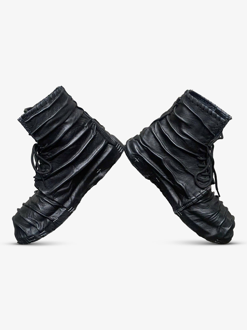 Noctain Atelier-Designs - 9onnoctz Upcycled Boots 9OB03: Exklusive Designerstiefel mit markanter Lederstruktur und handgefertigten Details Szene 3