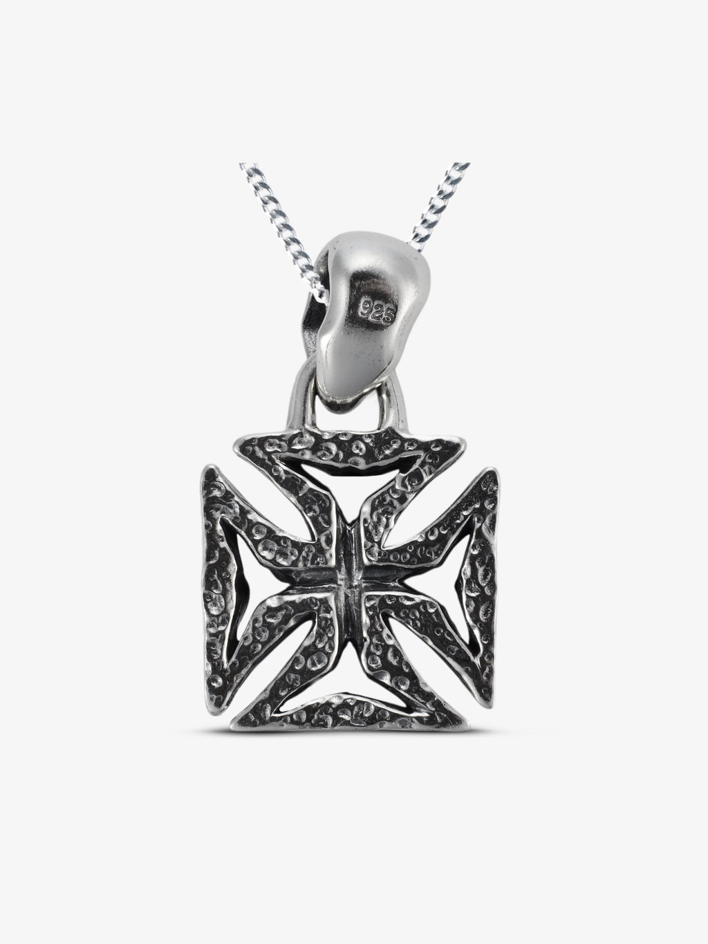 Massives Eisernes Kreuz aus echtem Silber an einer feinen Panzerkette, Fokus auf die plastische 3D-Optik und die Tiefe des Materials, Lifestyle-Produktfoto von Noctain. Rückseite gedengelt.