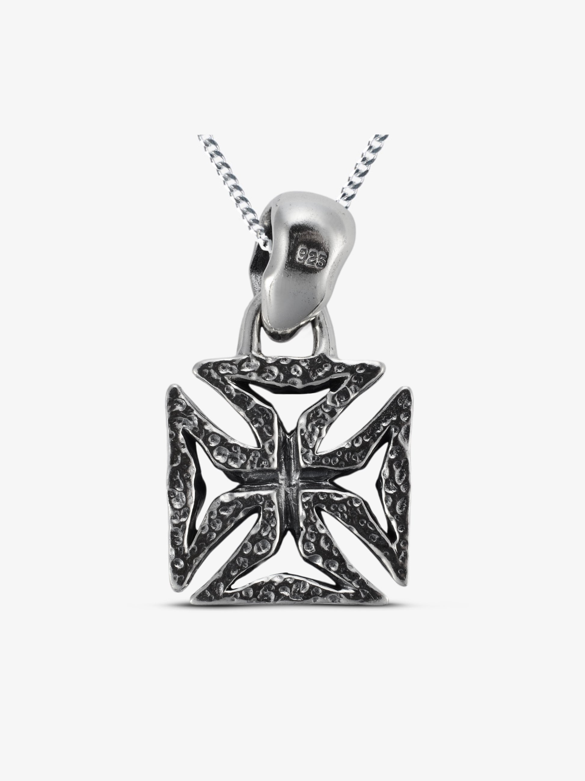 Massives Eisernes Kreuz aus echtem Silber an einer feinen Panzerkette, Fokus auf die plastische 3D-Optik und die Tiefe des Materials, Lifestyle-Produktfoto von Noctain. Rückseite gedengelt.