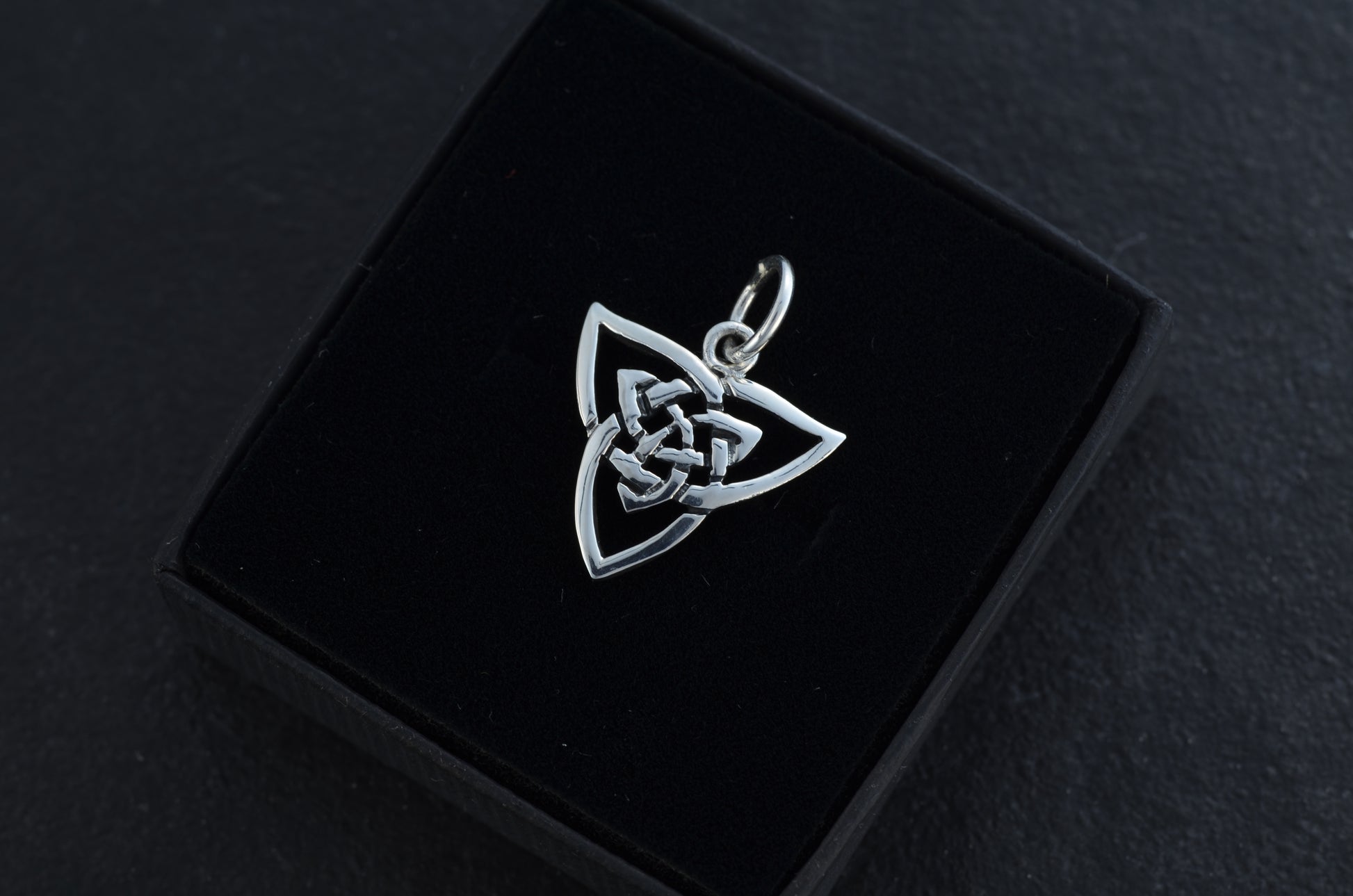 Triunar Knotenanhänger