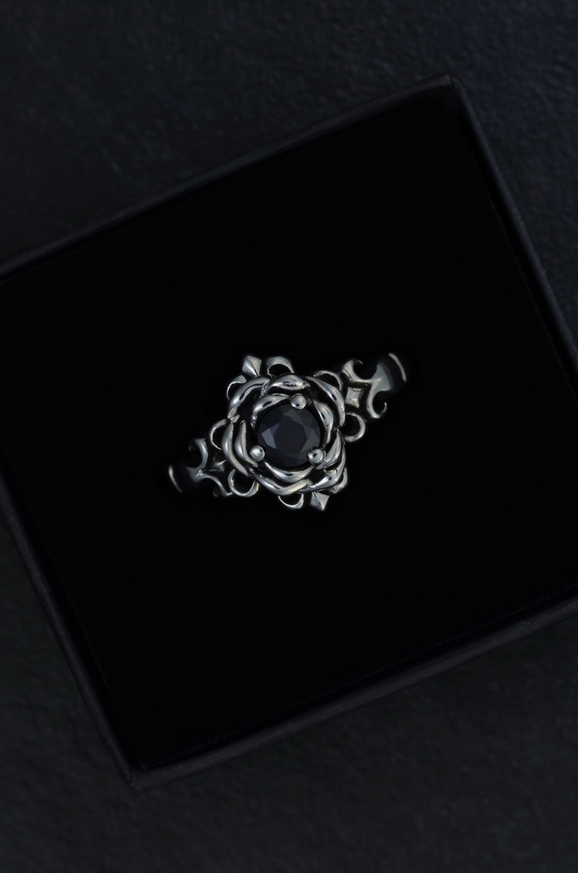 Dornenrose Ring – schwarzer Stein