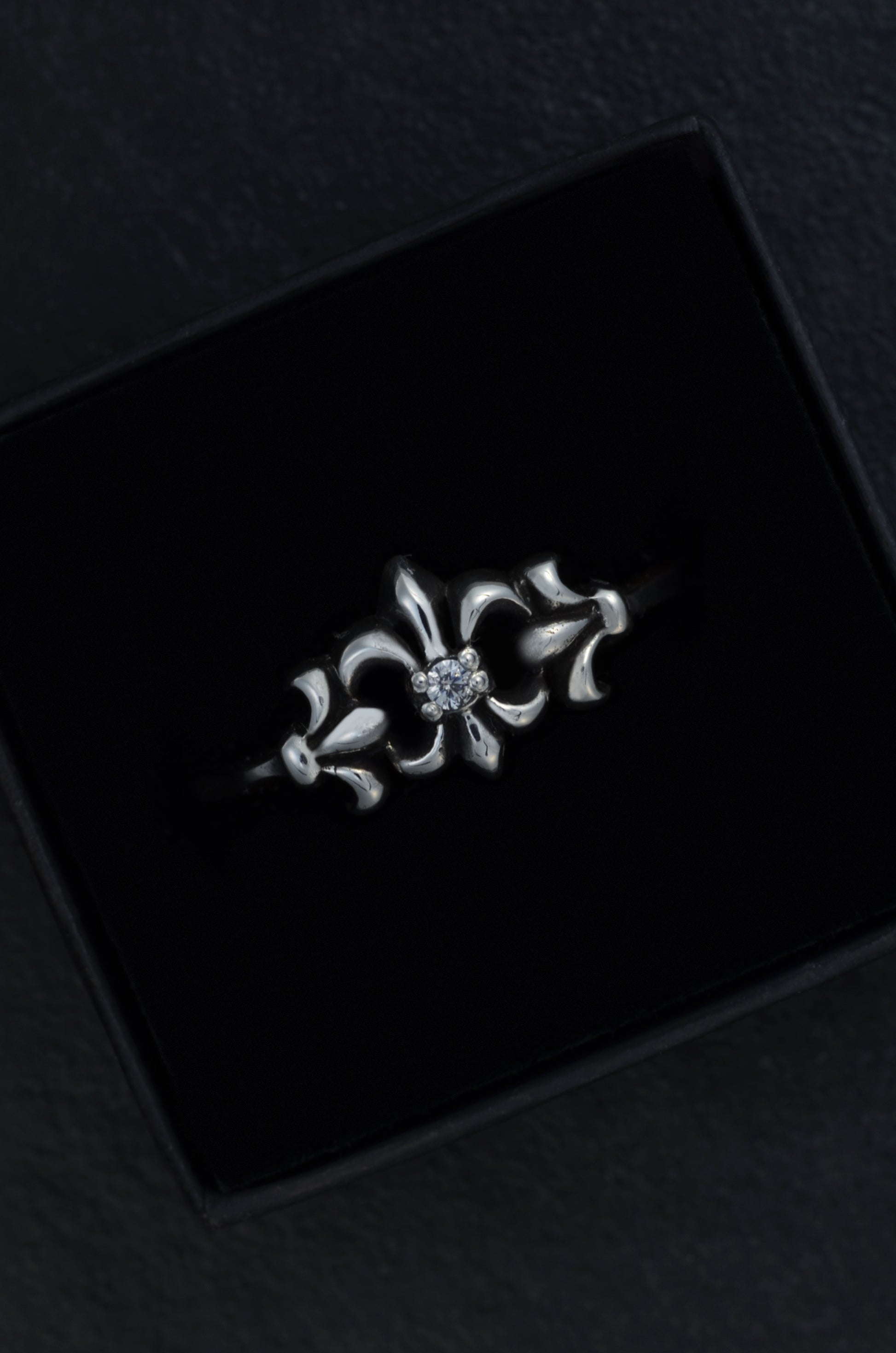 Fleur-de-Lis Trio mit weißem Stein