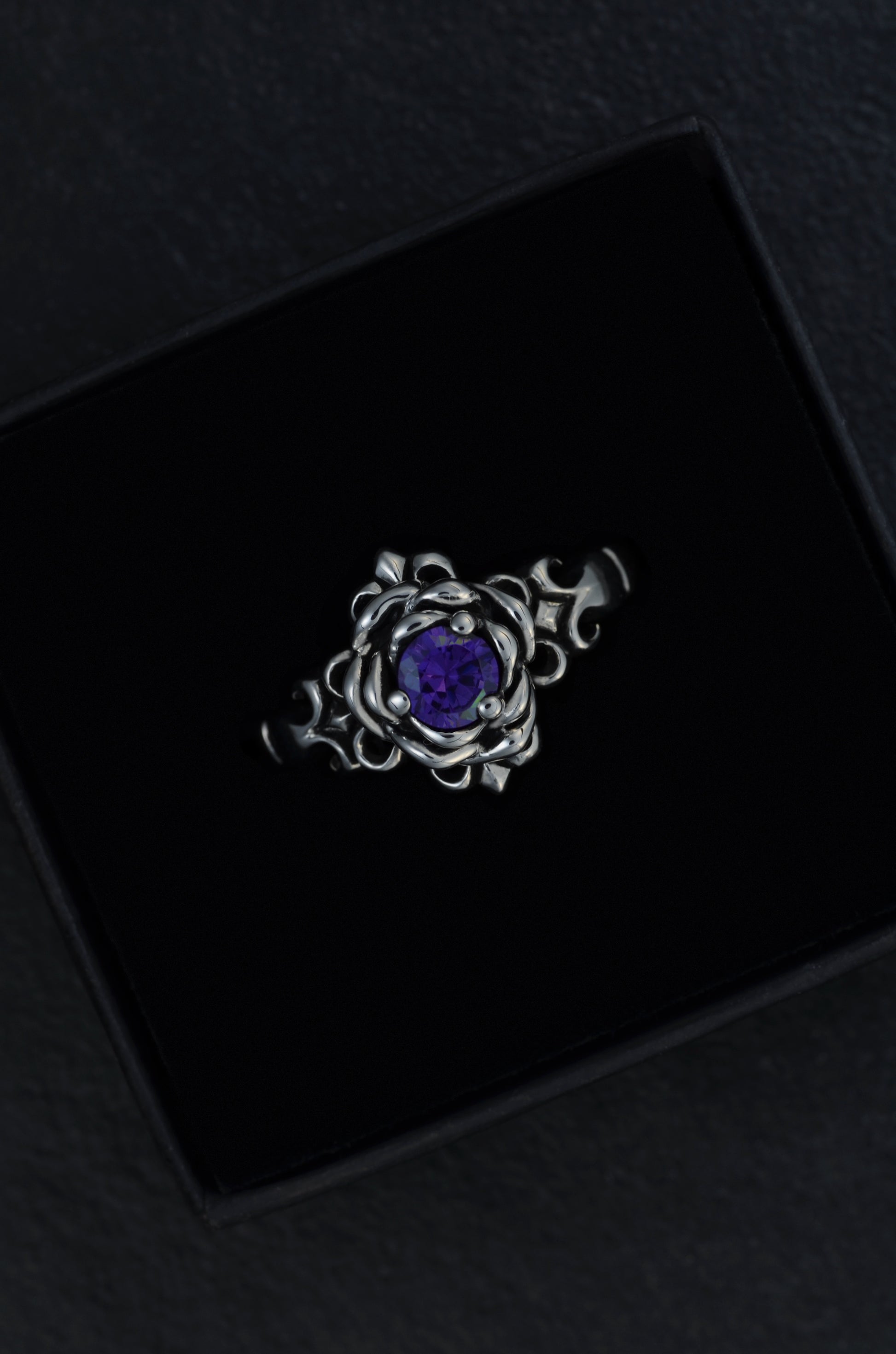 Dornenrose Ring - violetter Stein
