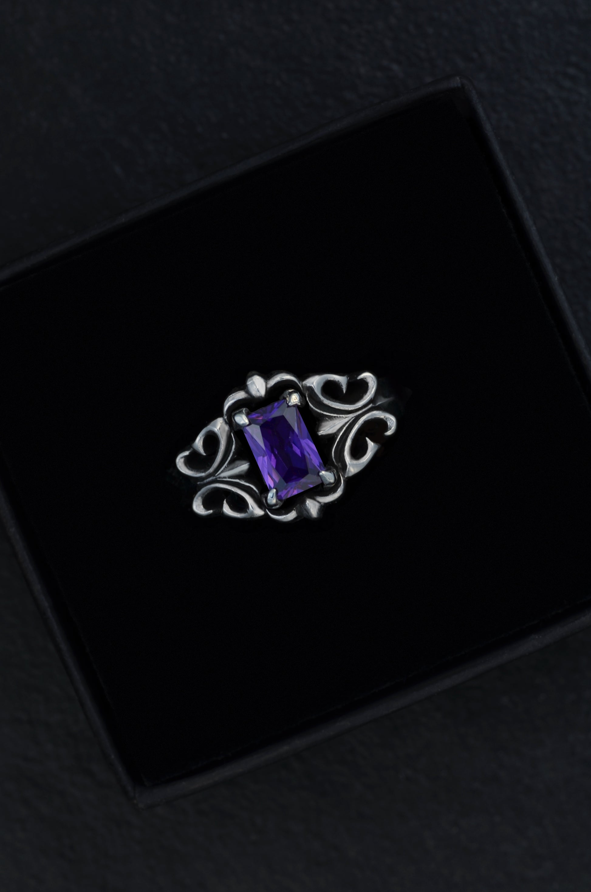 Rahmen der Nacht – Ring mit violettem Stein