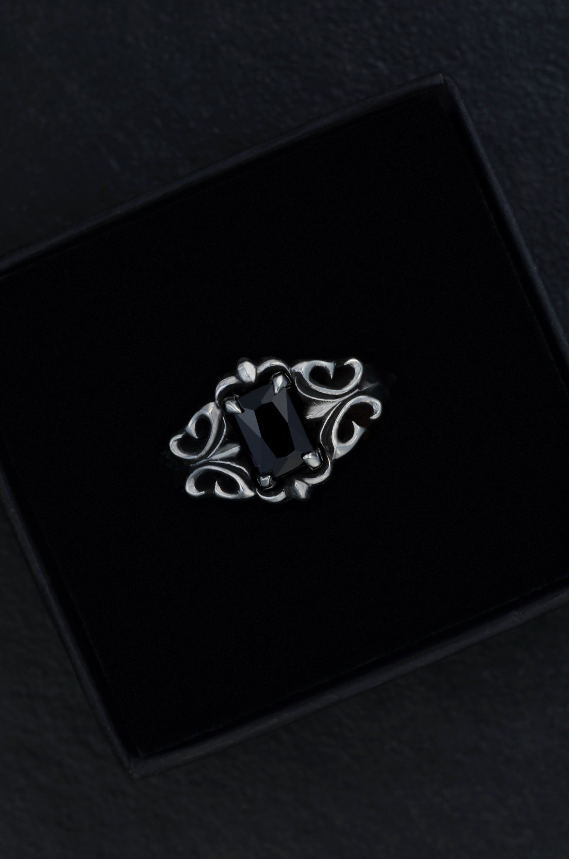 Rahmen der Nacht – Ring mit schwarzem Stein