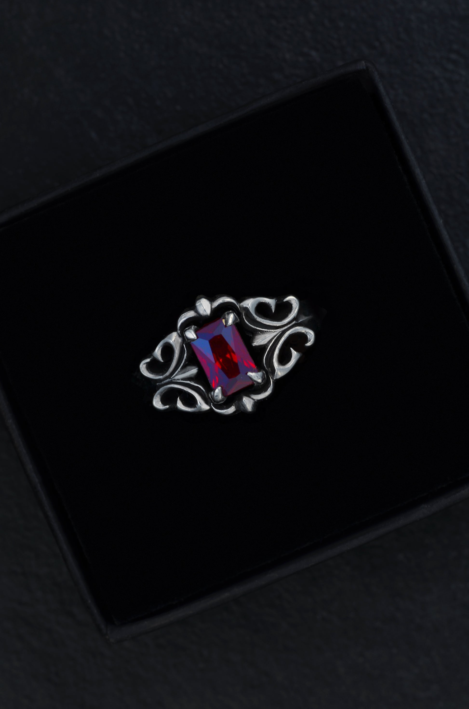 Rahmen der Nacht – Ring mit rotem Stein