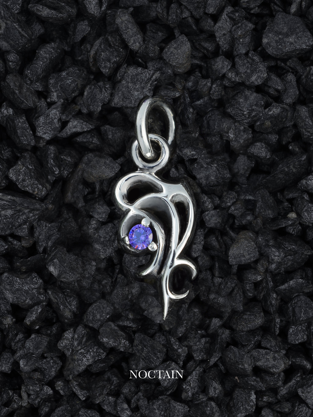 Morrigan Anhänger - violett (klein)