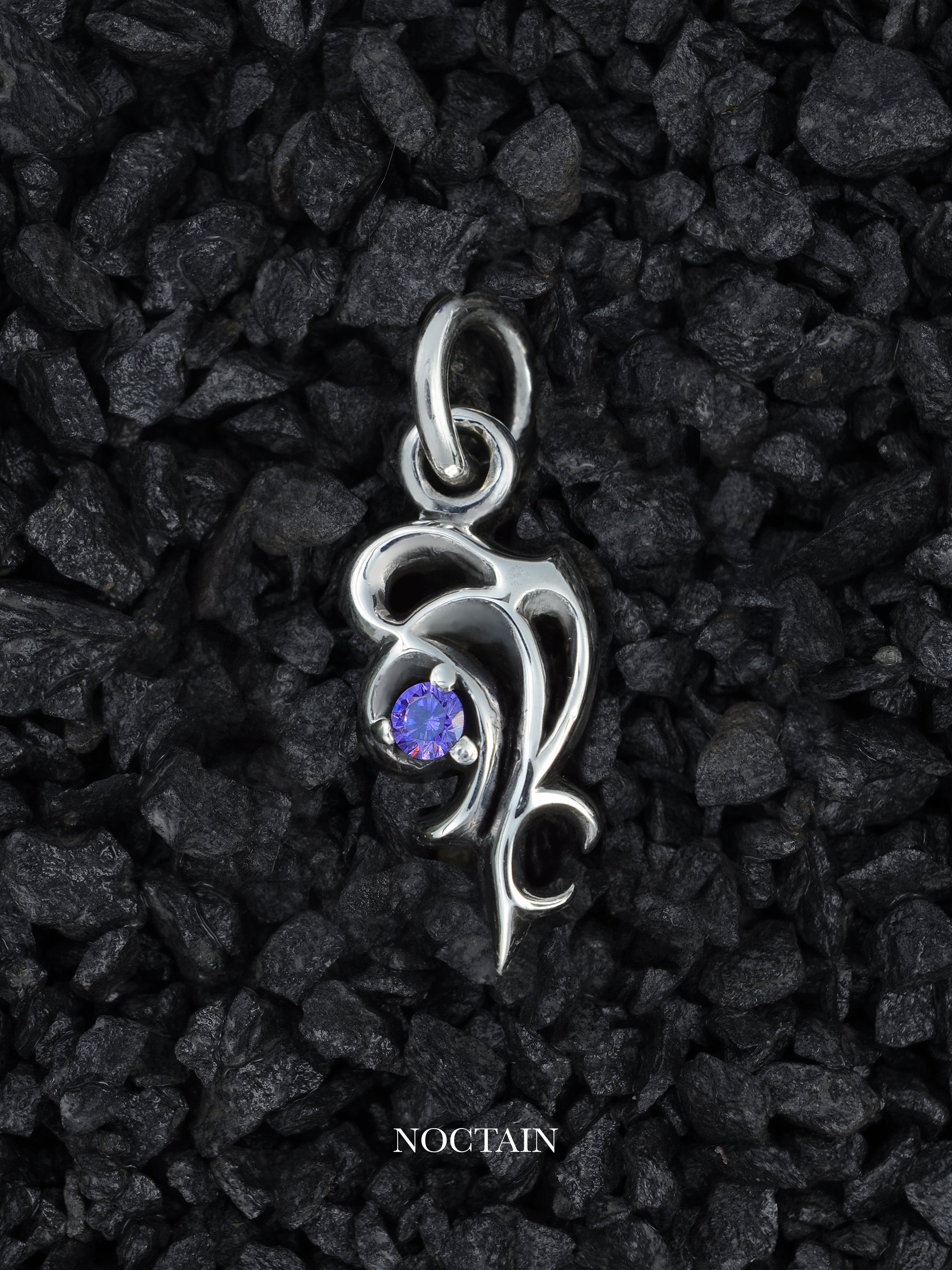 Morrigan Anhänger - violett (klein)