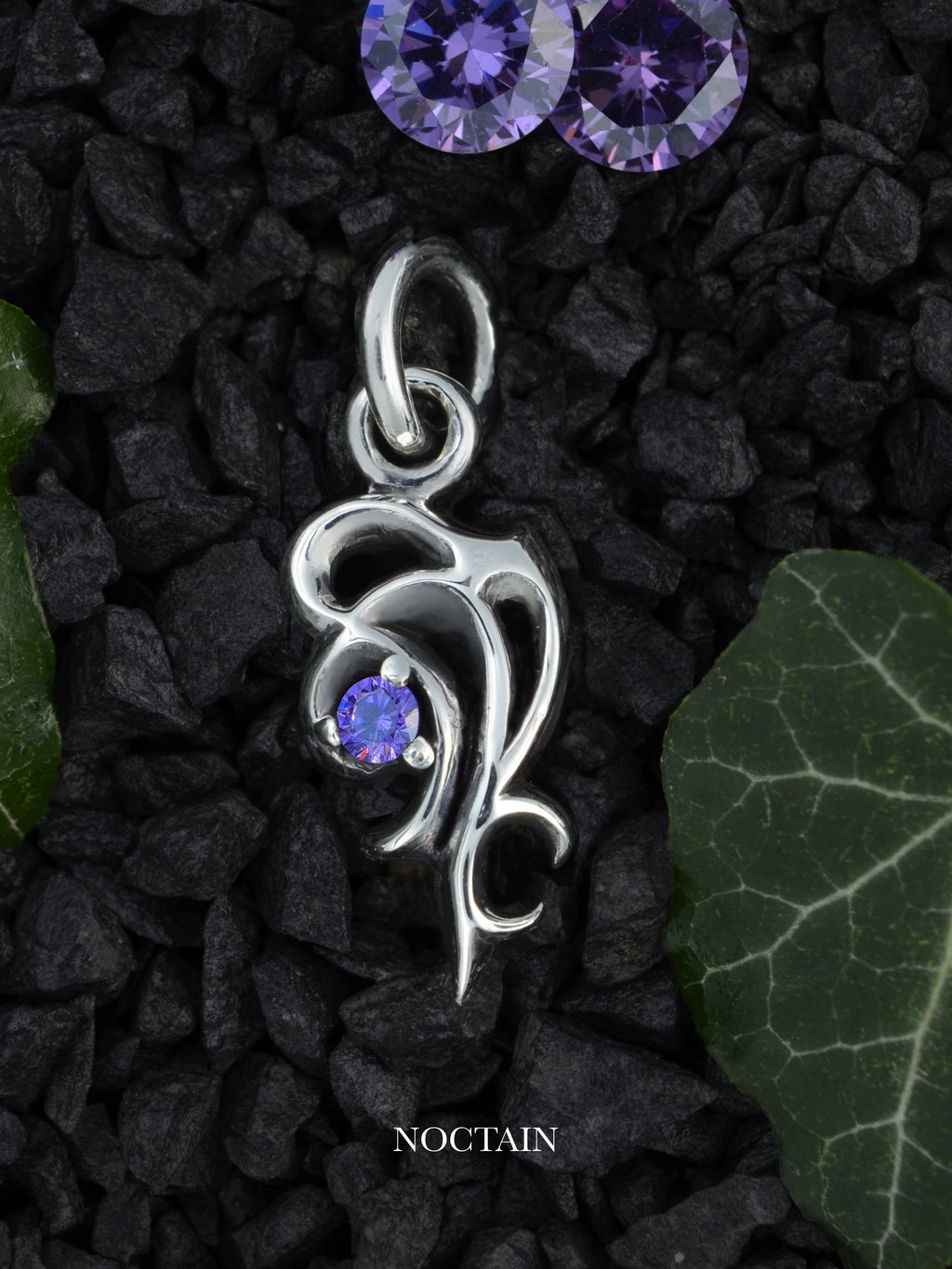 Morrigan Anhänger - violett (klein)