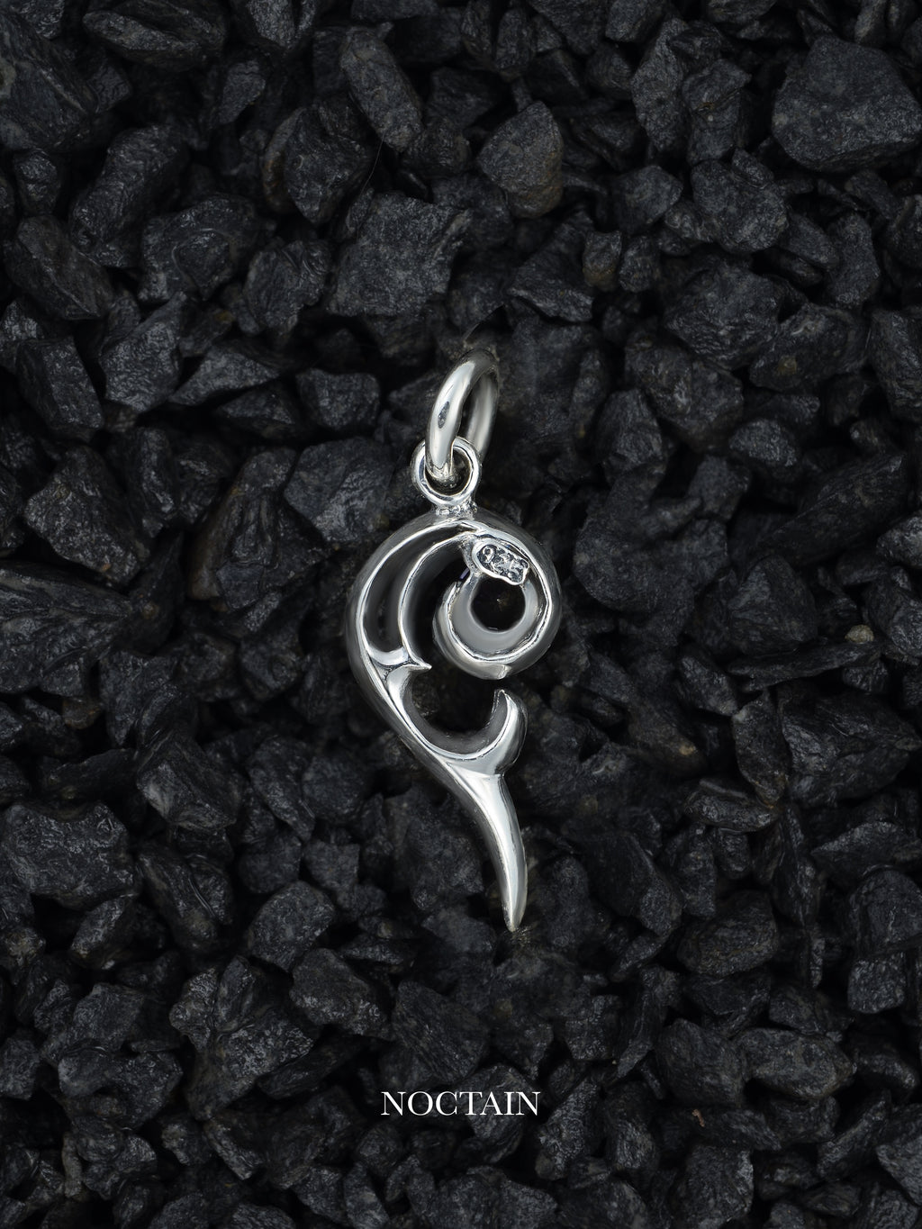 Morrigan Anhänger - rot (Groß)