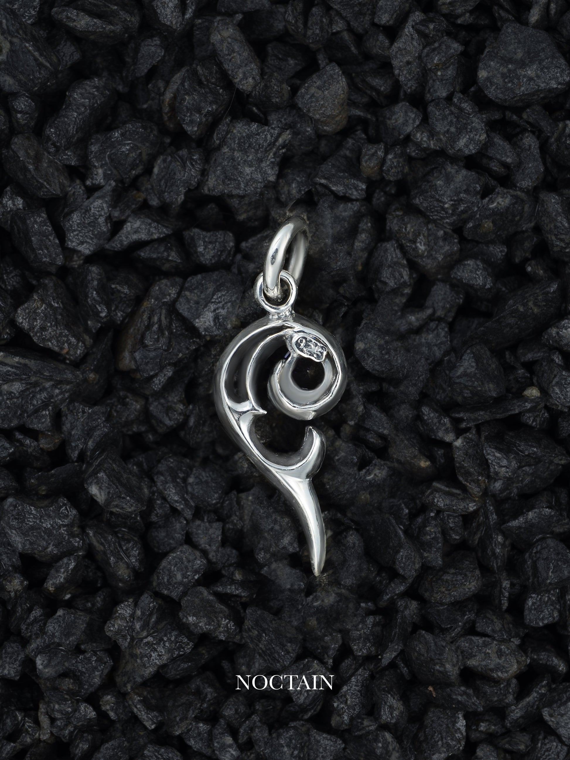 Morrigan Anhänger - rot (Groß)