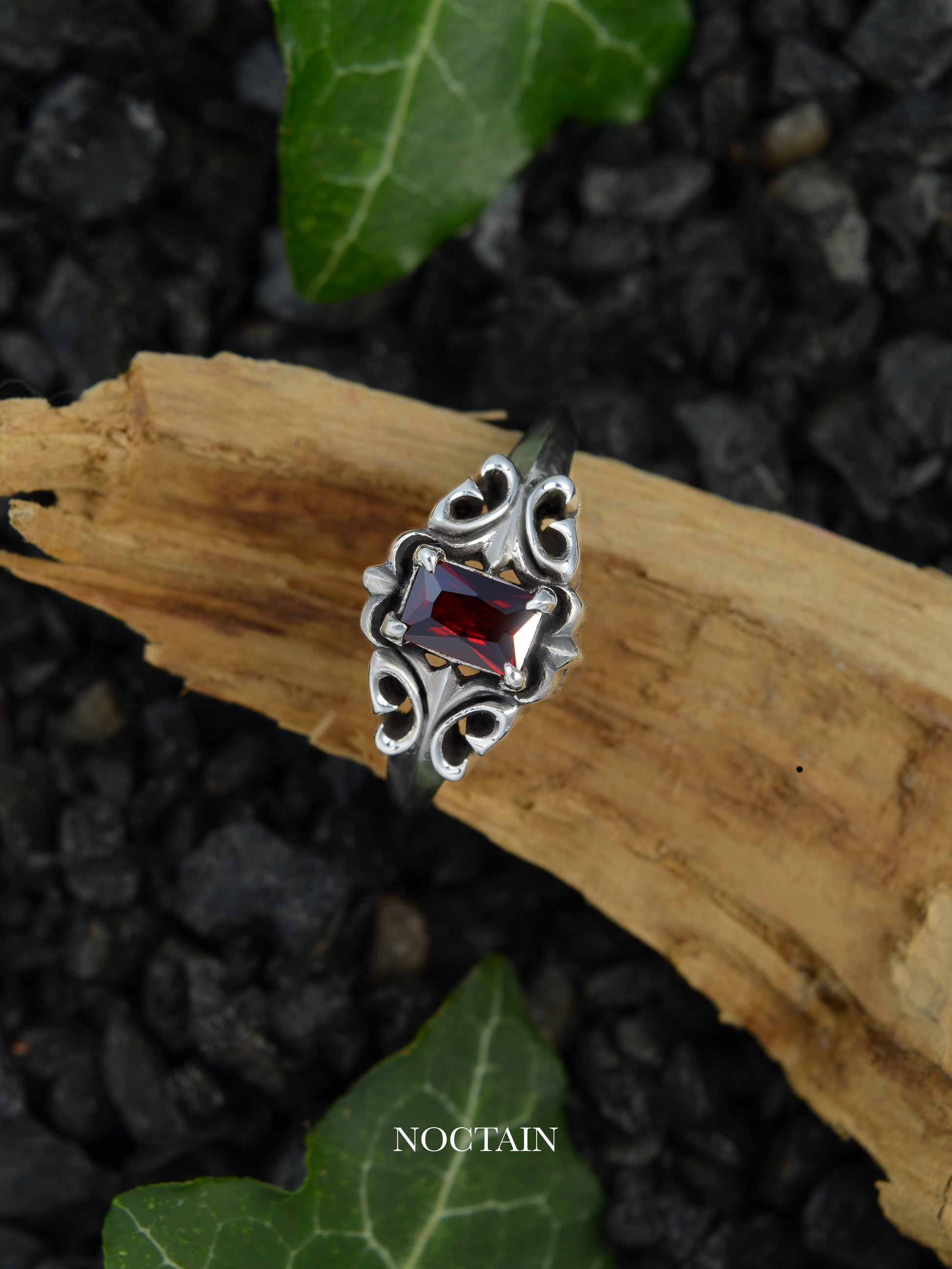 Royal Cut Morrigan Ring - rot