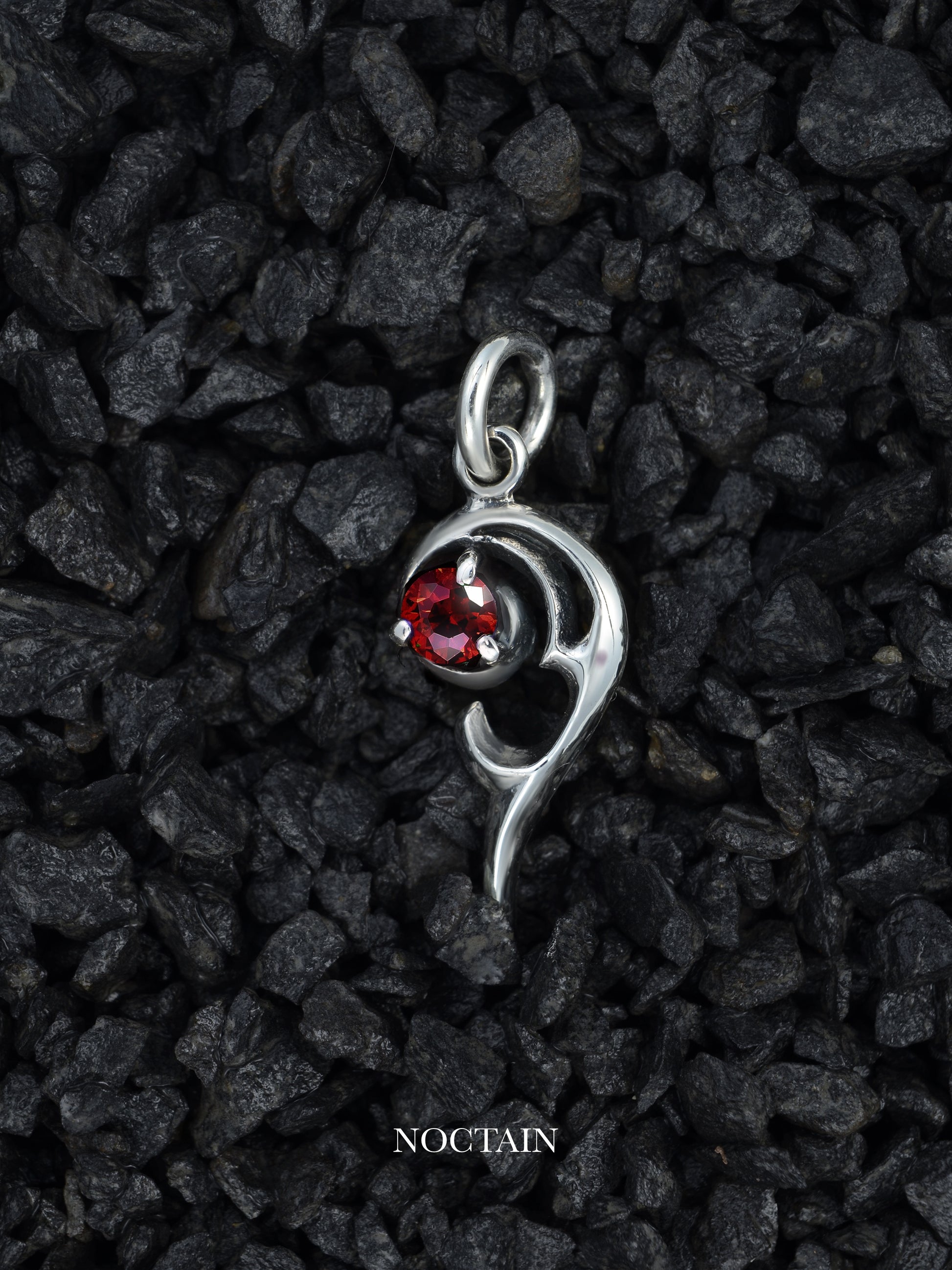 Morrigan Anhänger - rot (Groß)