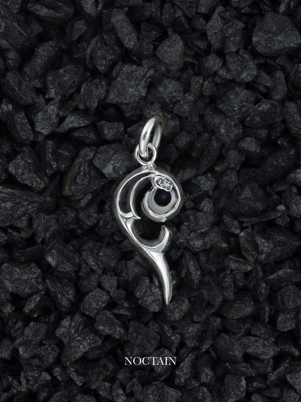 Morrigan Anhänger - violett (Groß)