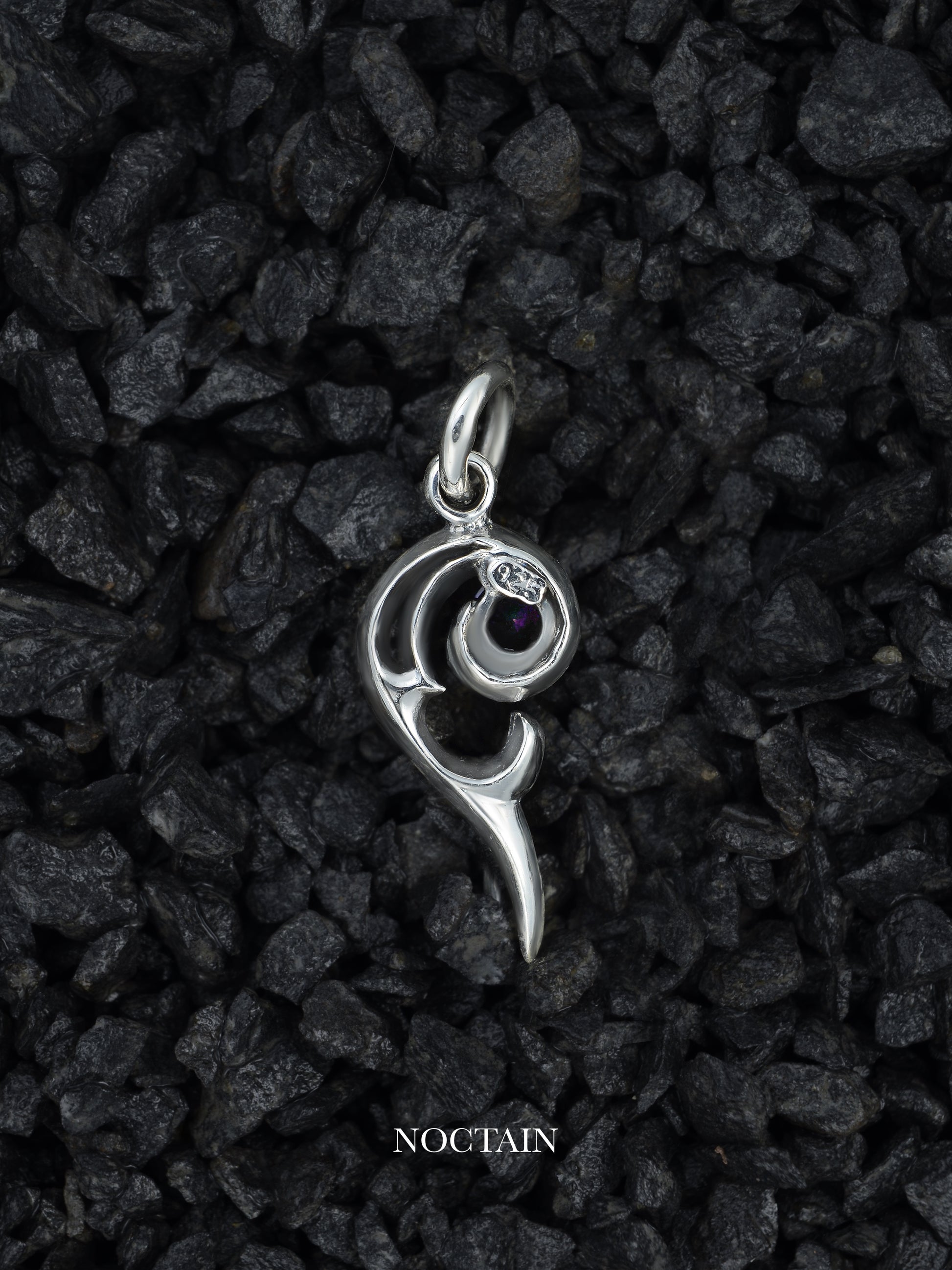 Morrigan Anhänger - violett (Groß)