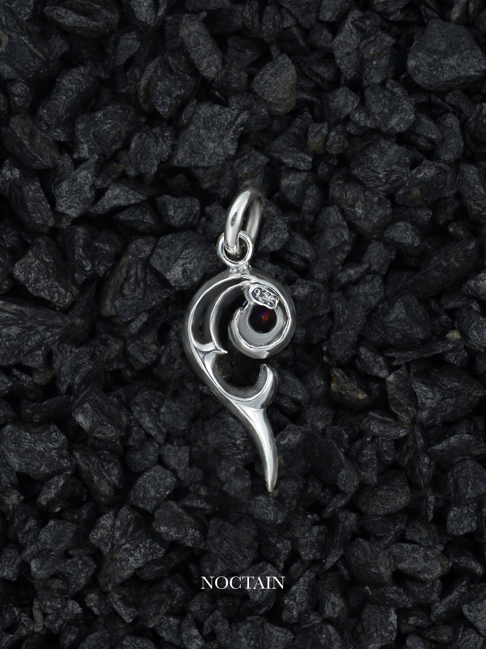 Morrigan Anhänger - schwarz (Groß)