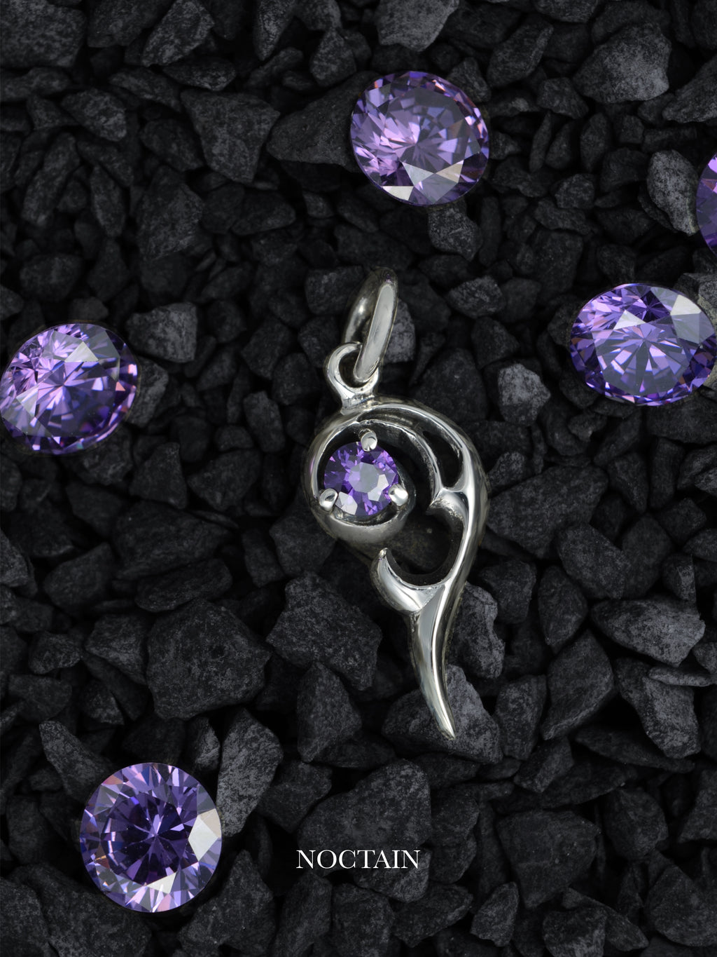 Morrigan Anhänger - violett (Groß)