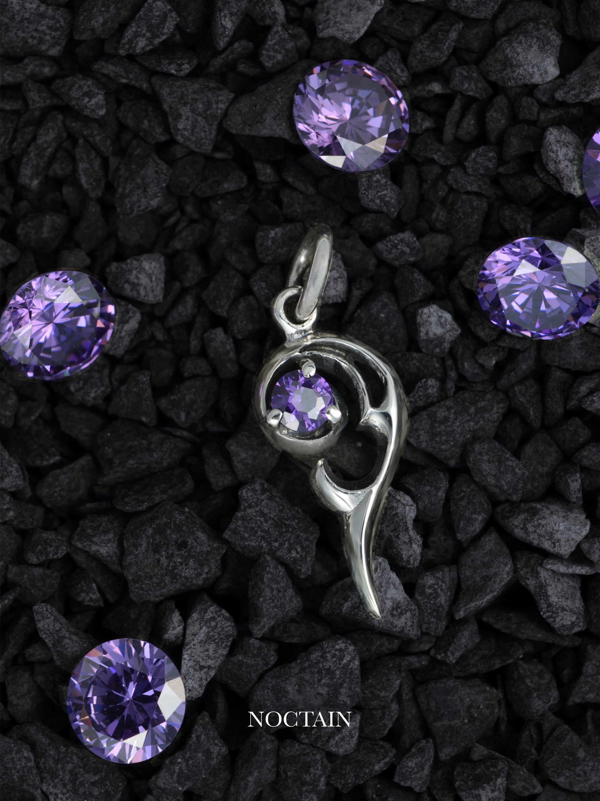 Morrigan Anhänger - violett (Groß)