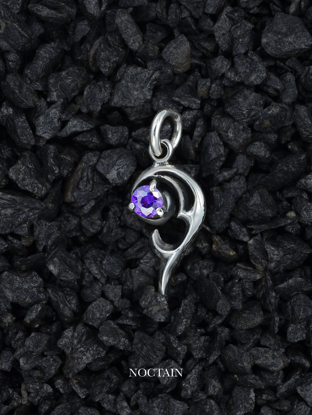 Morrigan Anhänger - violett (Groß)