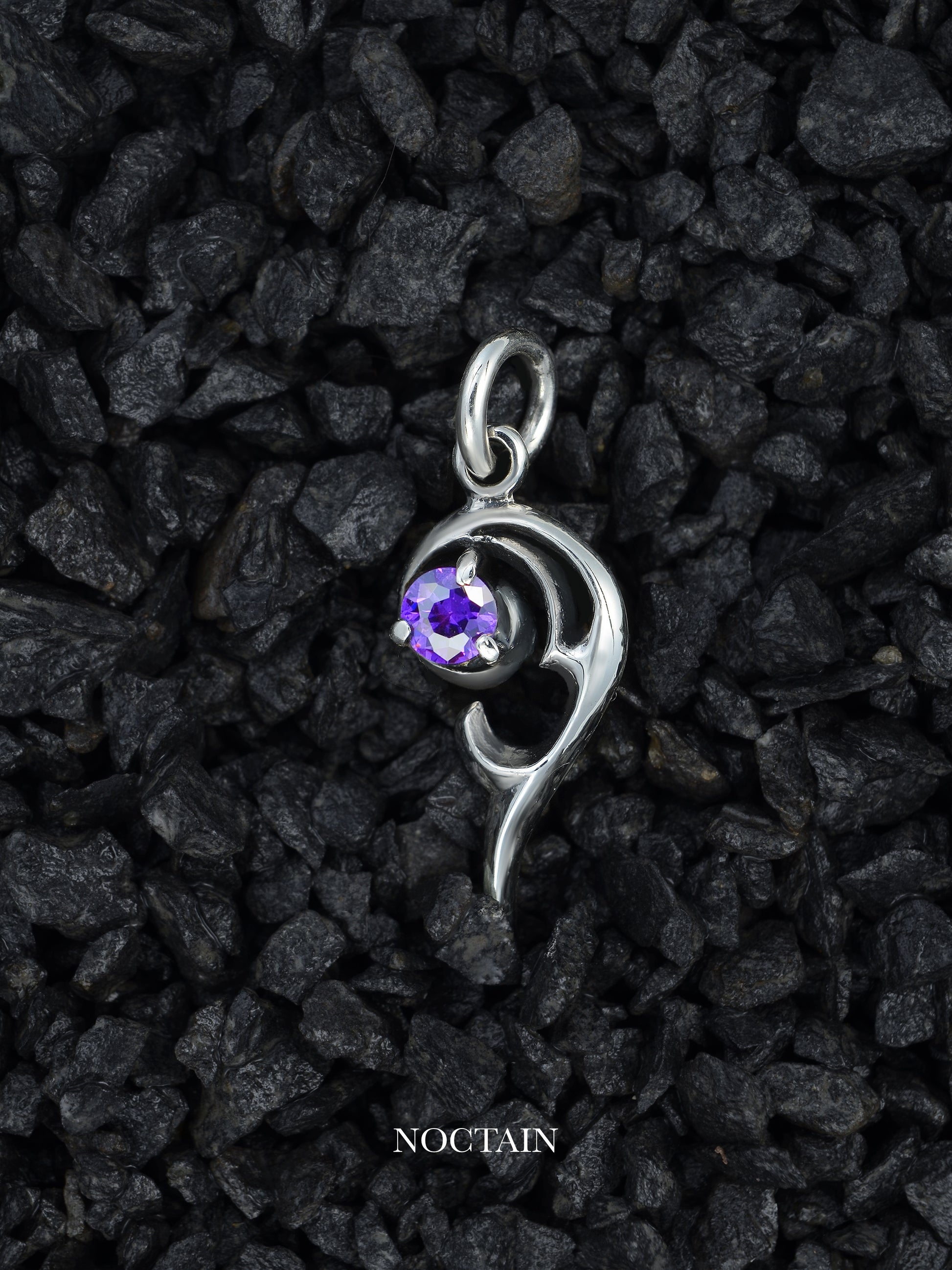 Morrigan Anhänger - violett (Groß)