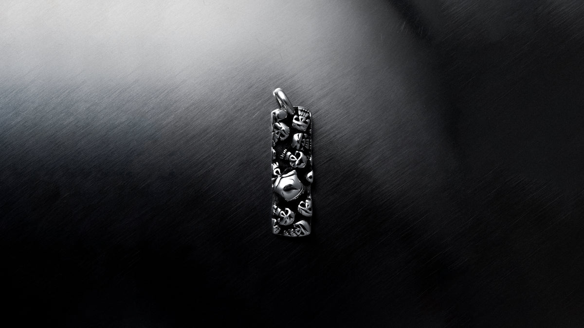 Noctain - Banner Totenkopf Anhänger auf Edelstahl gebürstet 925 Sterling Silber Premium hochwertig Deutschland Atelier