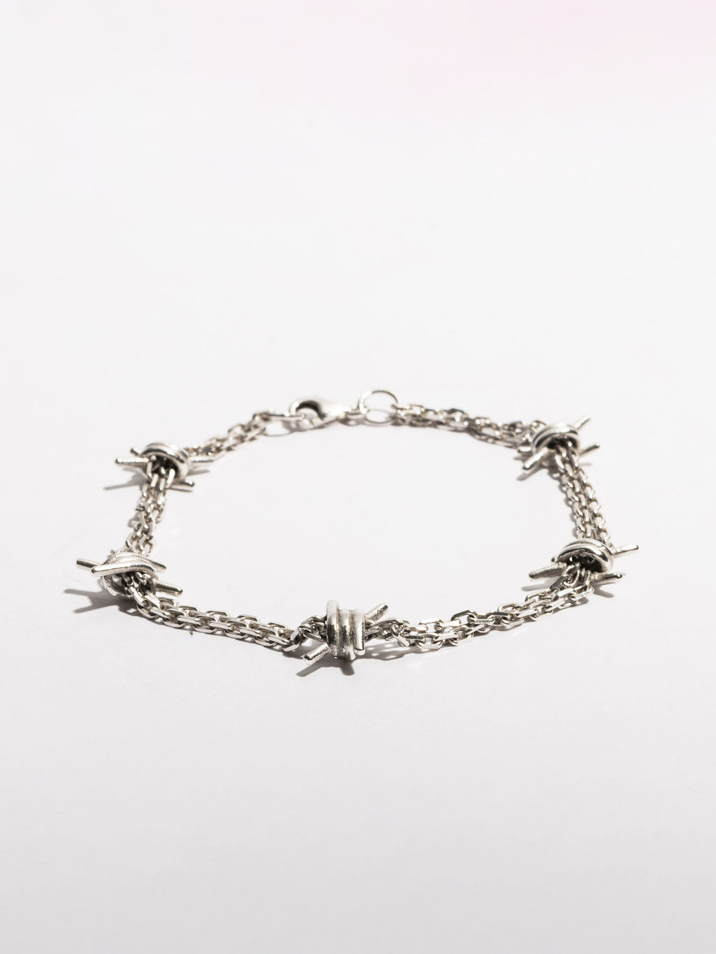 Noctain x SEBAMAKES Stacheldraht Armkette aus hochwertigem 925 Sterling Silber, handgefertigt in Italien. Seitenansicht