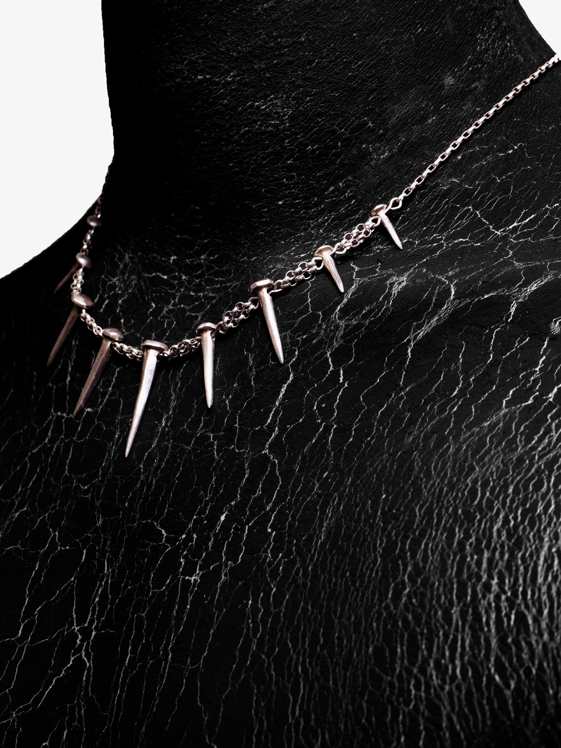 Noctain x SEBAMAKES Nail Halskette aus hochwertigem 925 Sterling Silber, handgefertigt in Italien. Premium Szene

