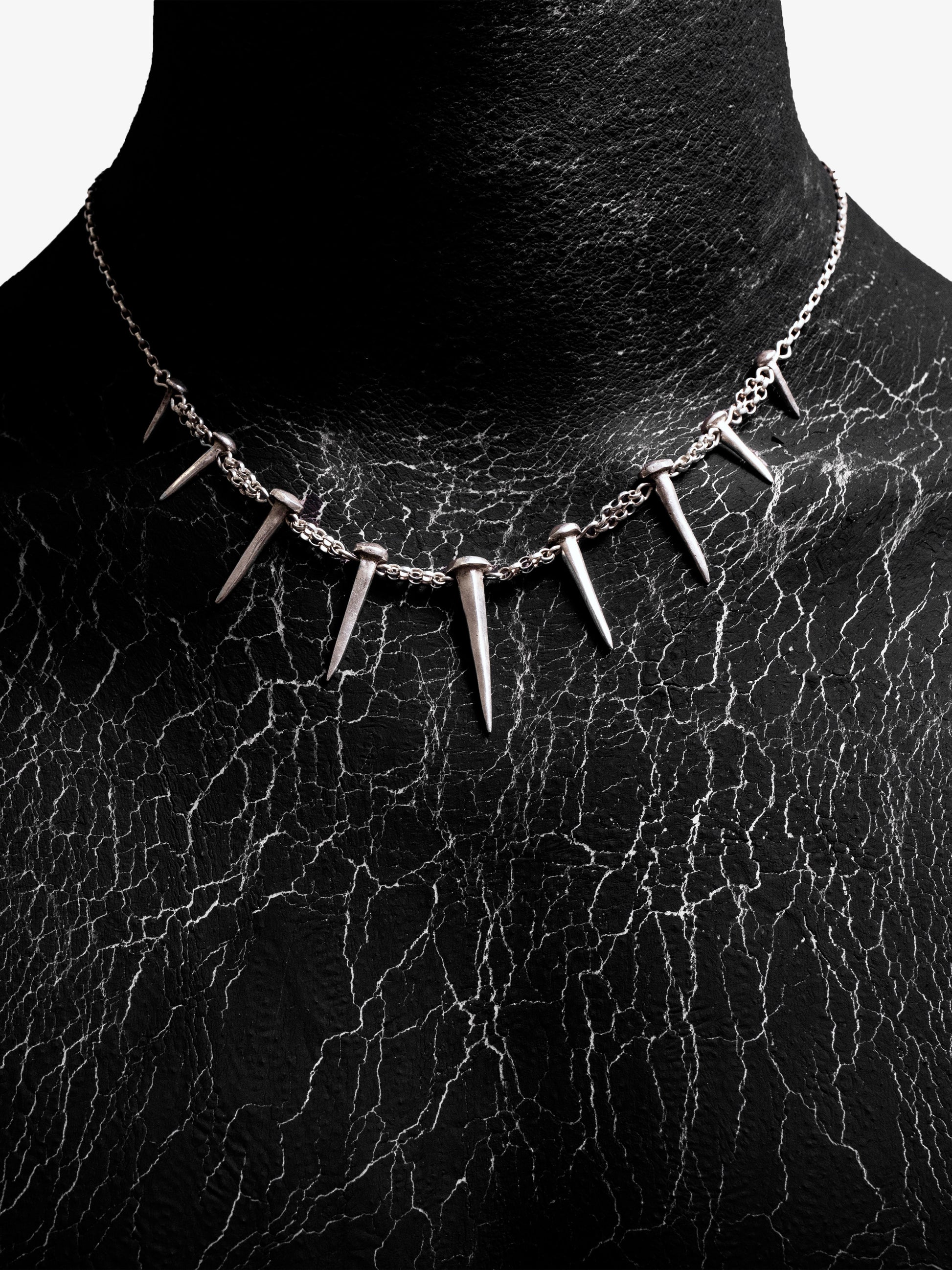 Noctain x SEBAMAKES Nail Halskette aus hochwertigem 925 Sterling Silber, handgefertigt in Italien. Premium Szene 2
