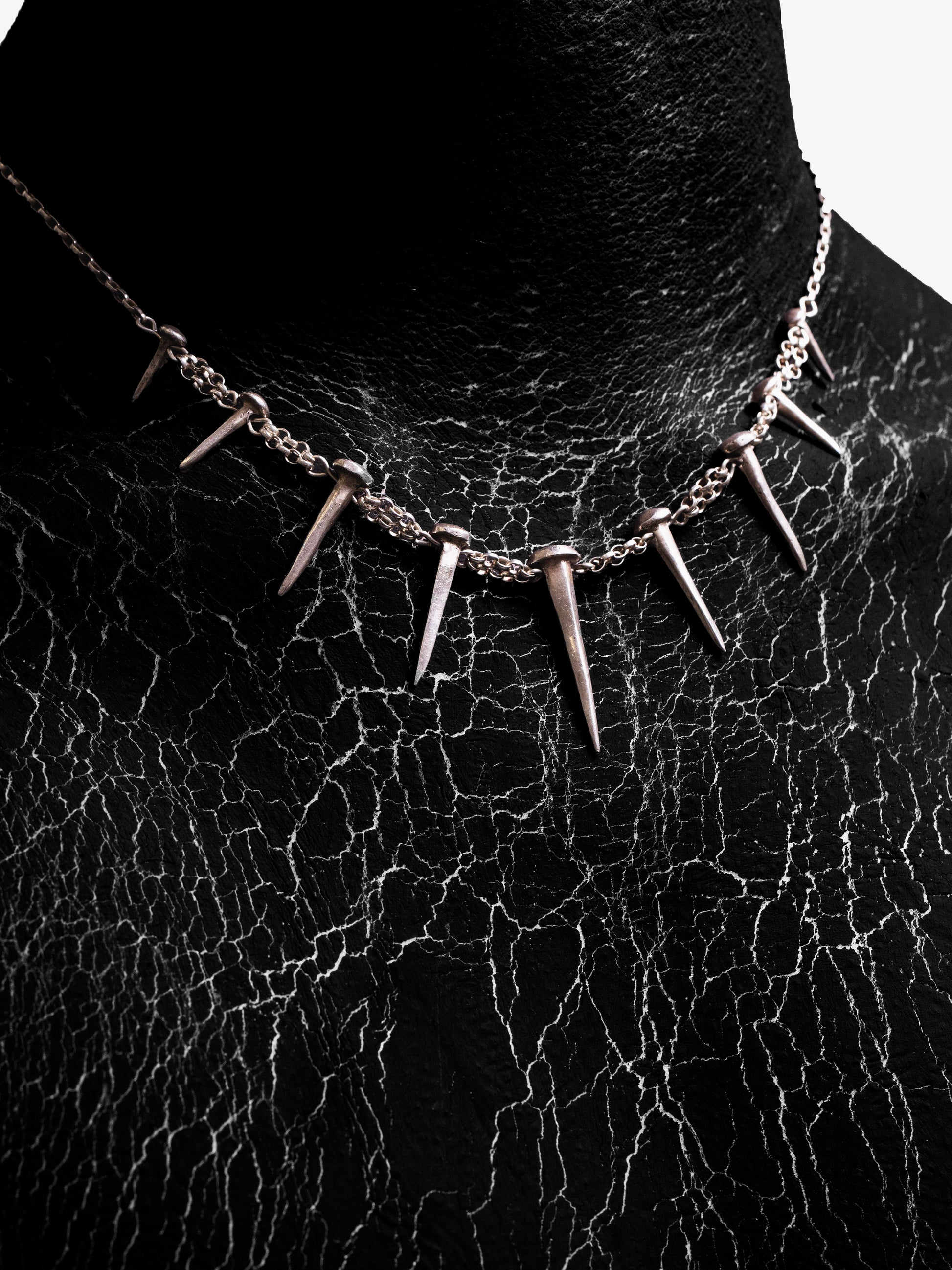 Noctain x SEBAMAKES Nagel Halskette aus hochwertigem 925 Sterling Silber, handgefertigt in Italien. Premium Szene 3

