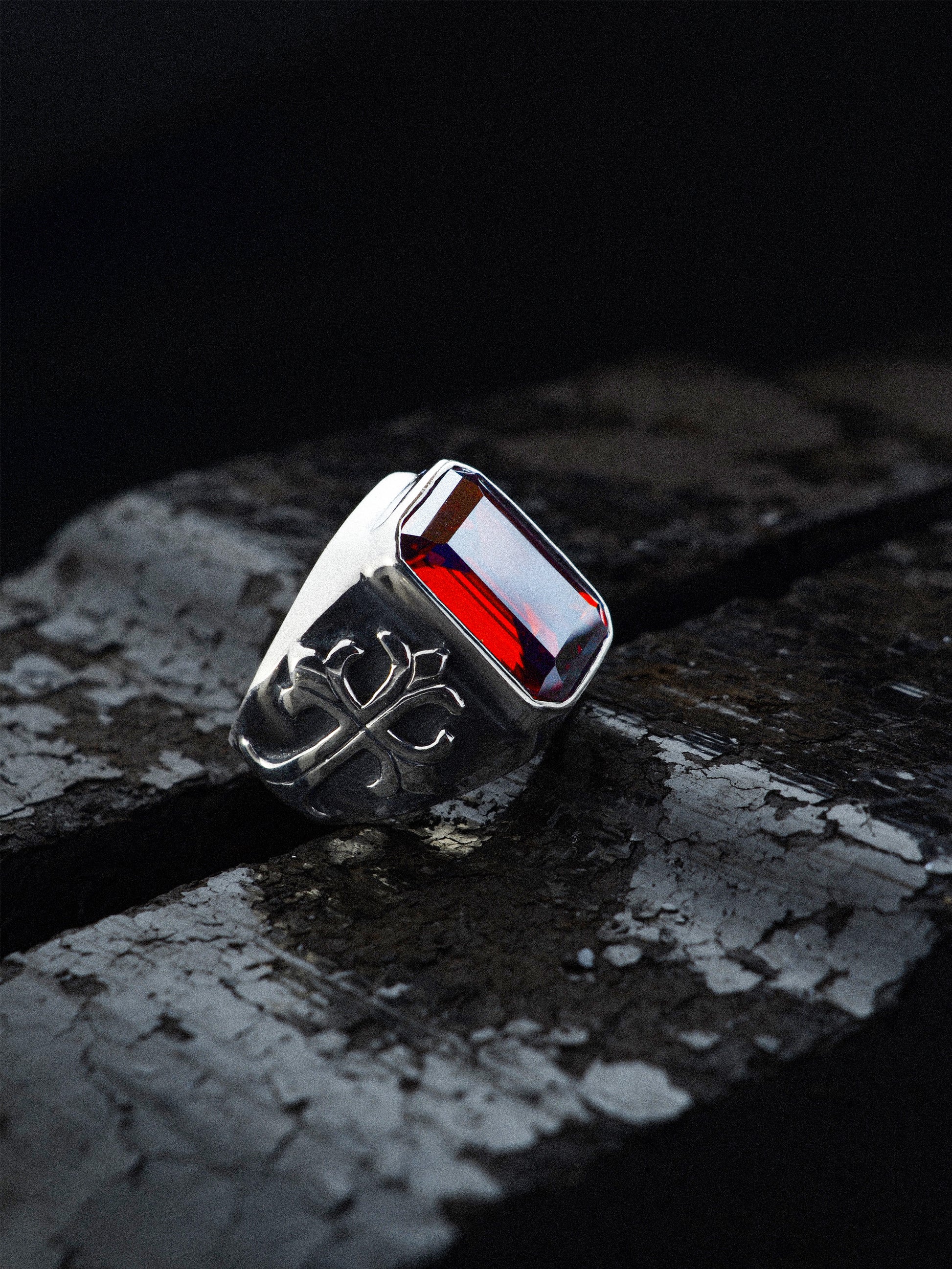 Ring Lilienkreuz „Darkcrux” rot