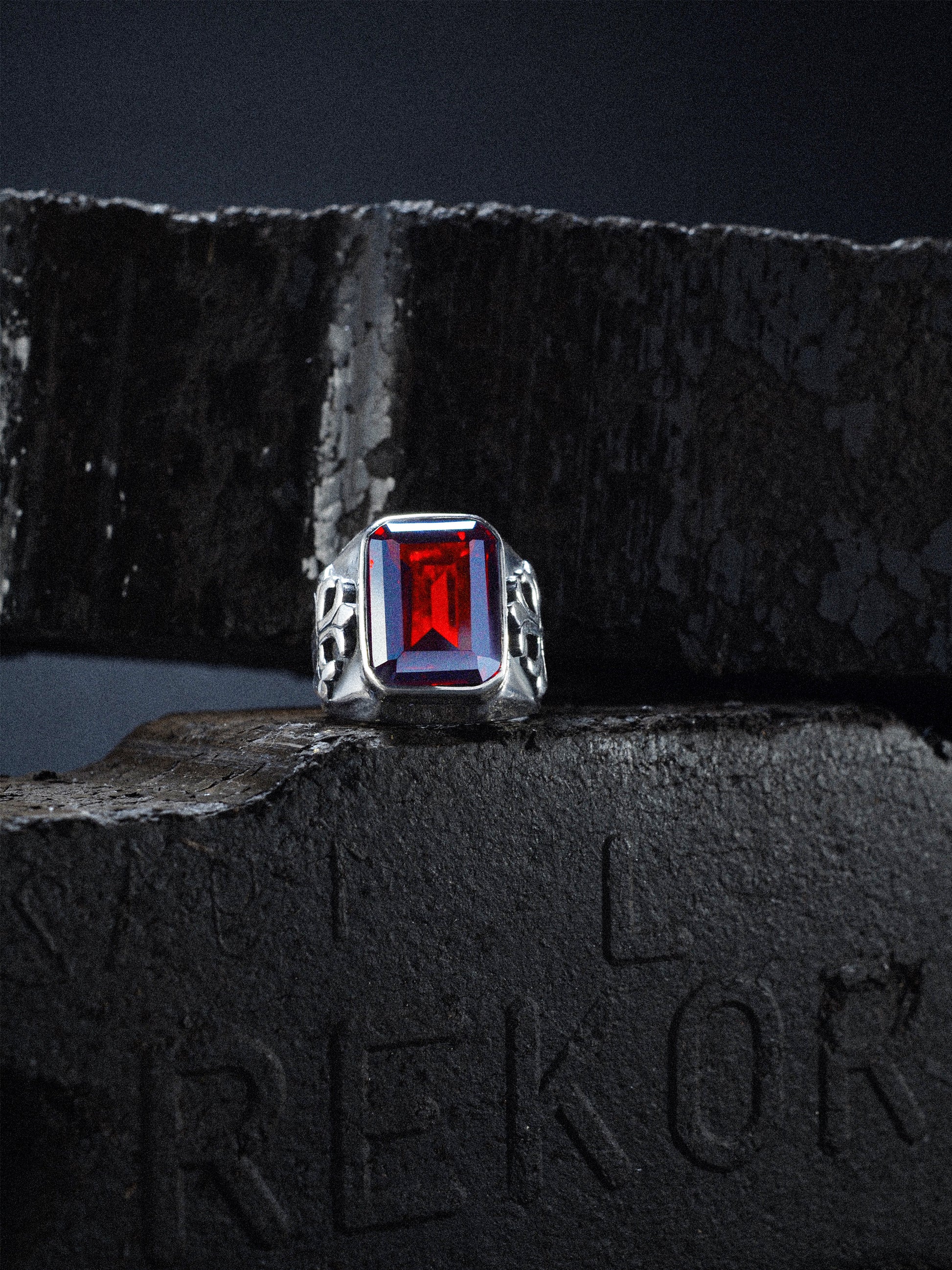Ring Lilienkreuz „Darkcrux” rot