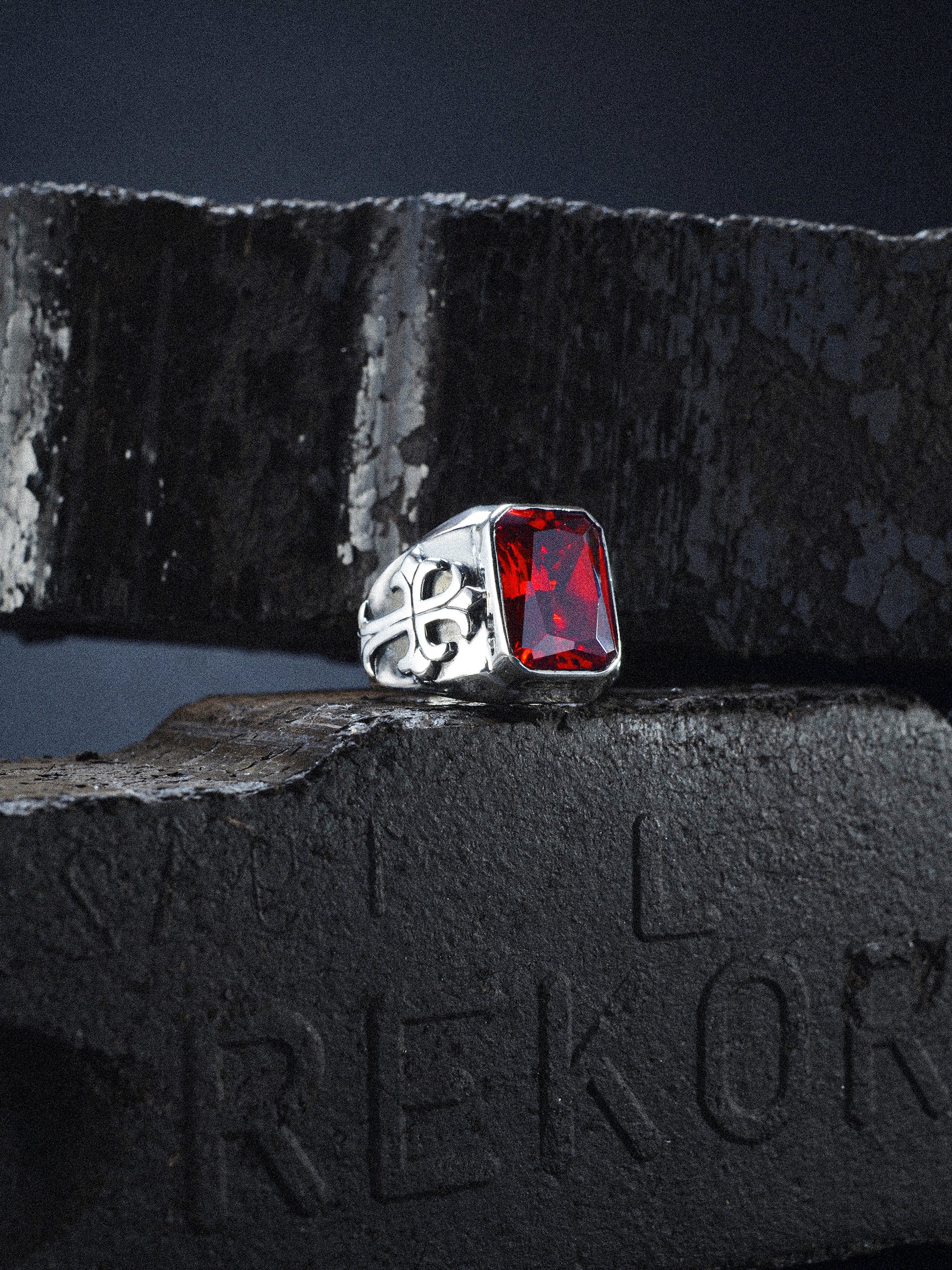 Ring Lilienkreuz „Darkcrux” rot