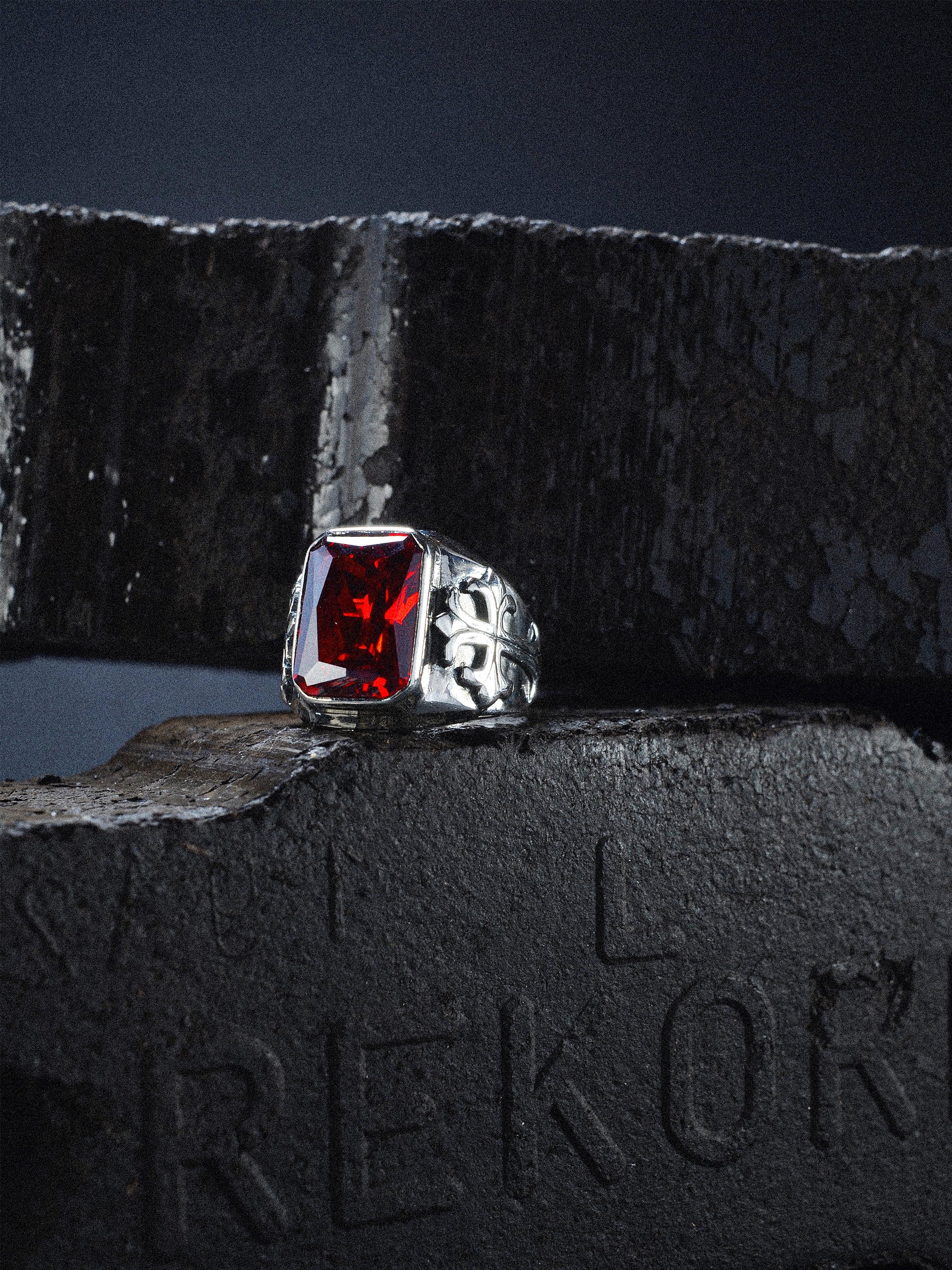 Ring Lilienkreuz „Darkcrux” rot