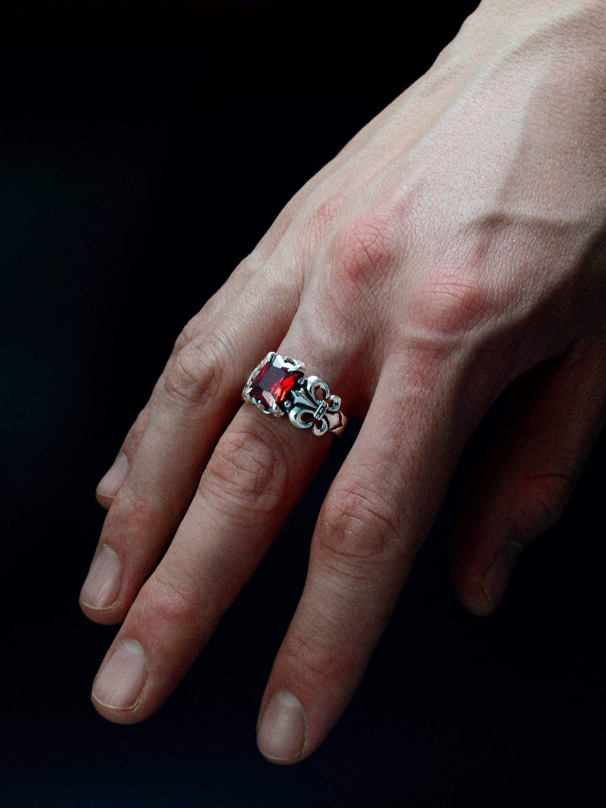 Noctain 925 Sterling Silber Ring Fleur de Lis „Noirlis“ rot Szene Finger - Hochwertiger Ring an Finger