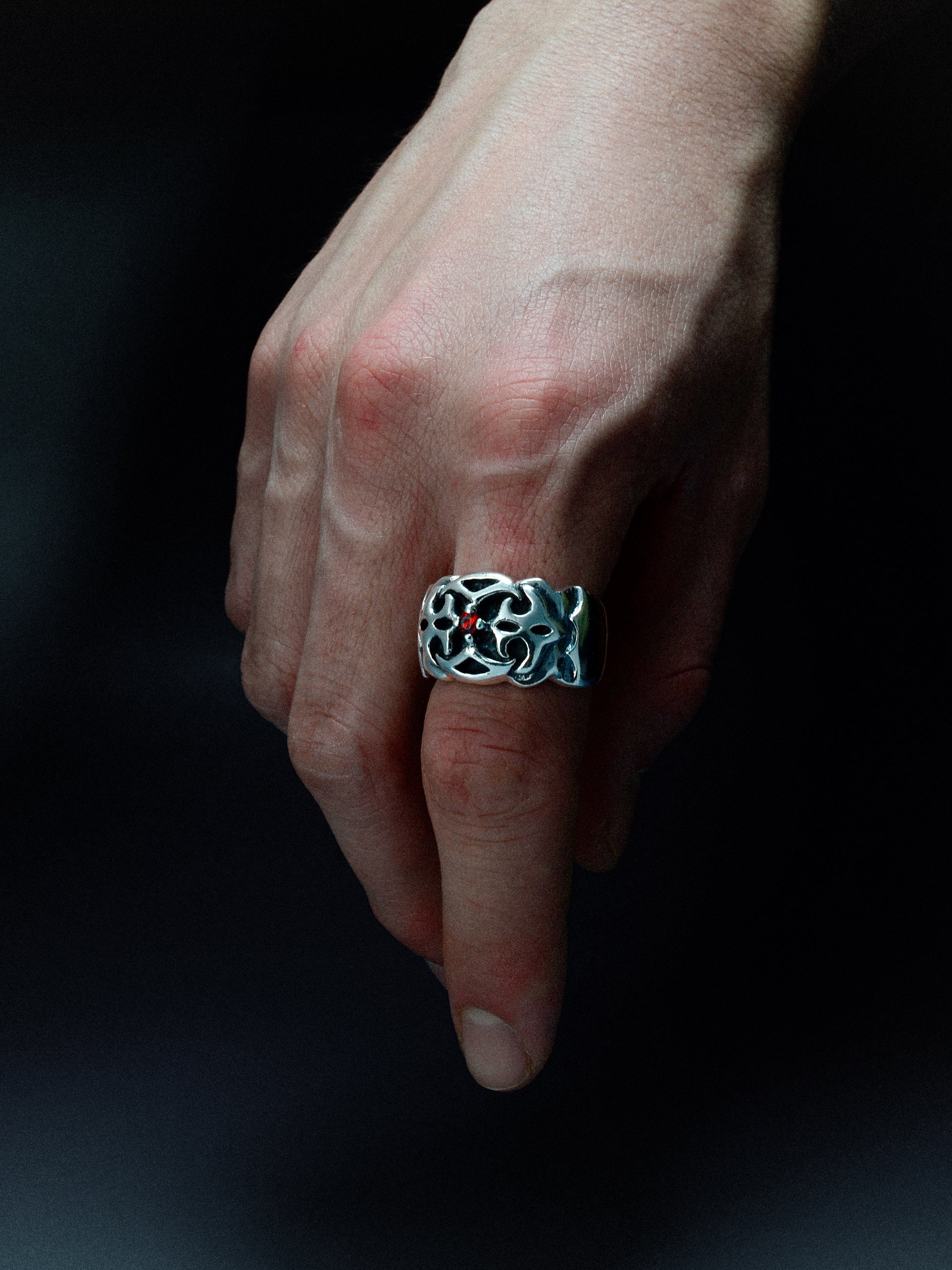 Noctain Ring „Ravaryn” 925 Sterling Silber Premium - Massiver Ring mit kleinem roten Stein. Opium / Gothic Tragefoto