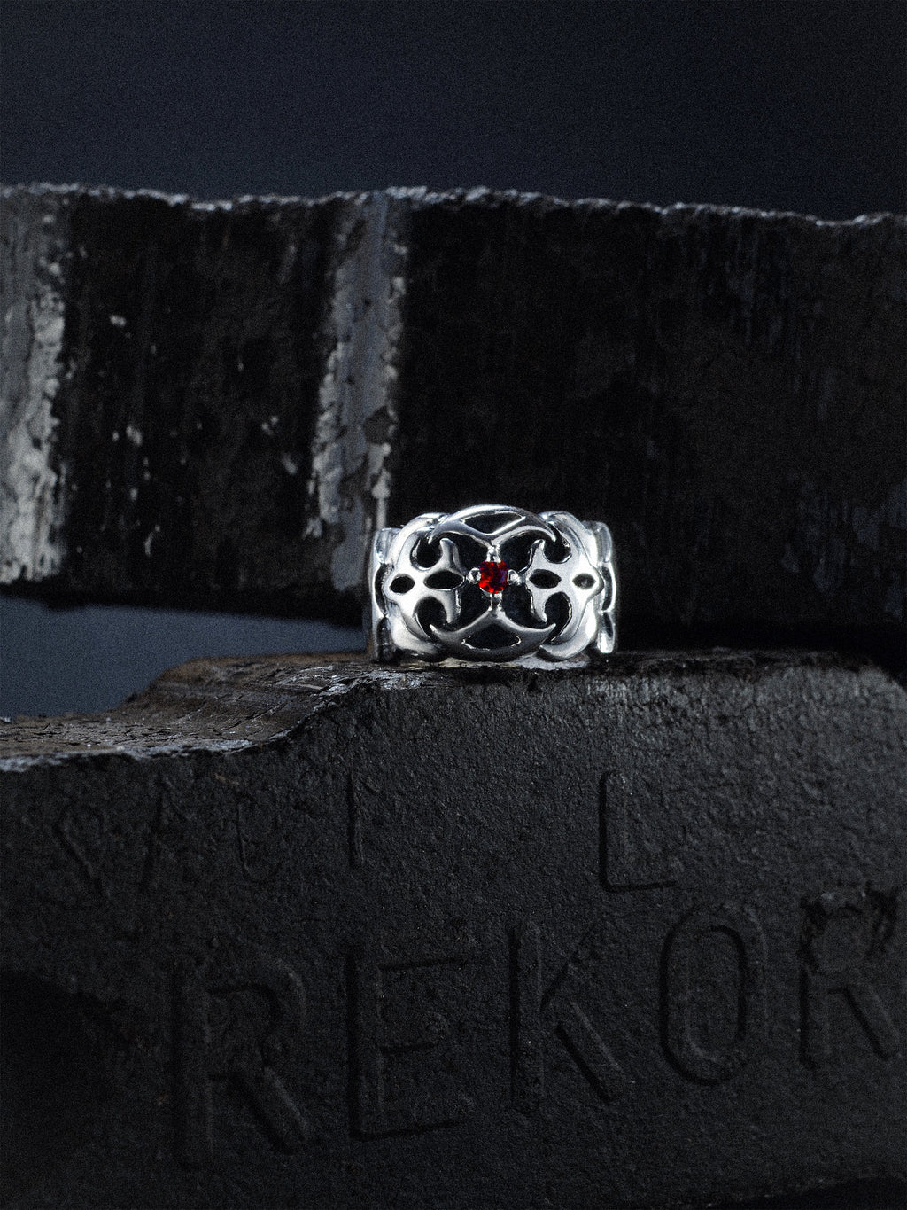 Noctain Ring „Ravaryn” 925 Sterling Silber Premium - Massiver Ring mit kleinem roten Stein. Opium / Gothic Szenenfoto Schwarze Kohle Frontale Ansicht