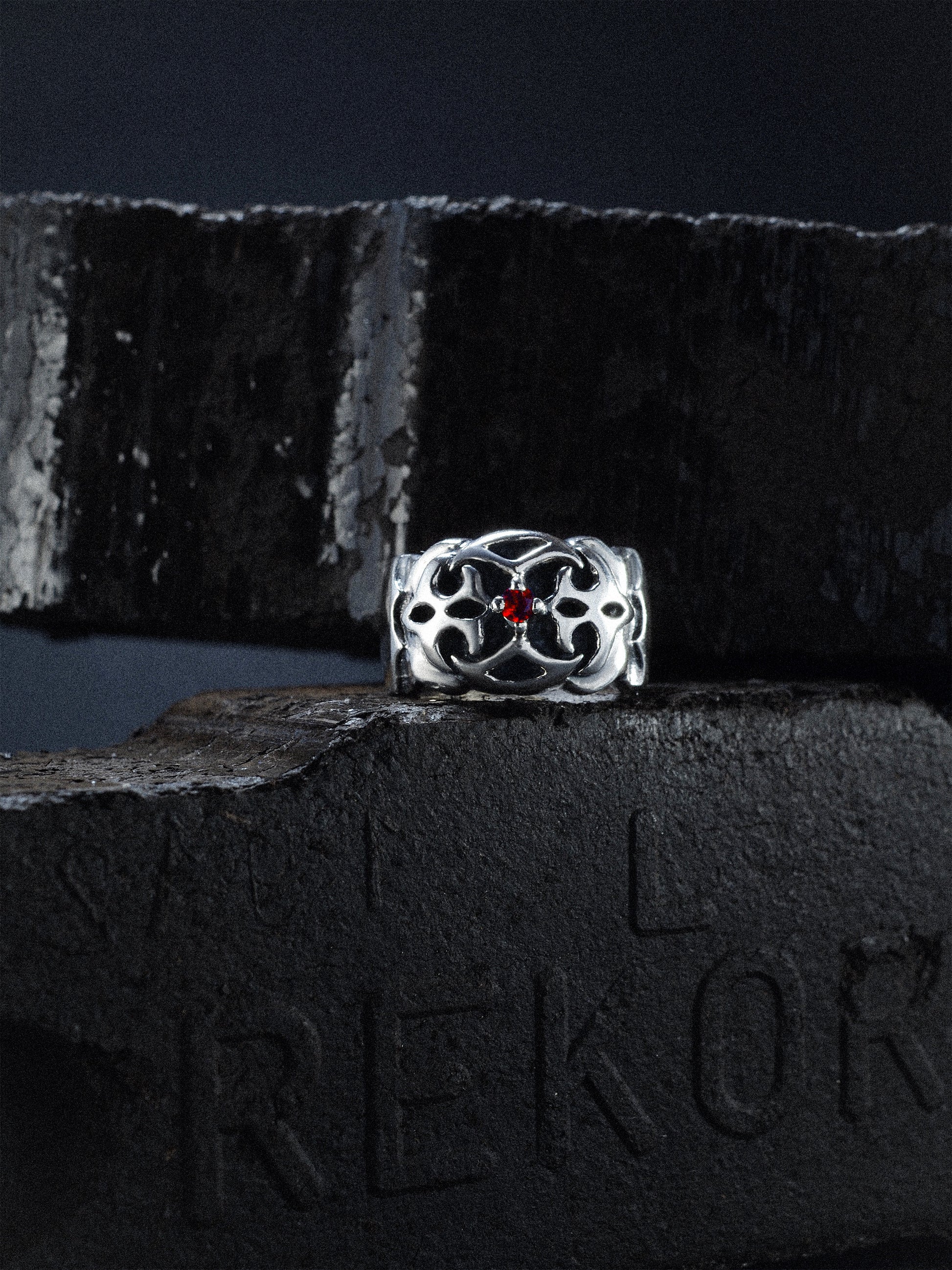 Noctain Ring „Ravaryn” 925 Sterling Silber Premium - Massiver Ring mit kleinem roten Stein. Opium / Gothic Szenenfoto Schwarze Kohle Frontale Ansicht