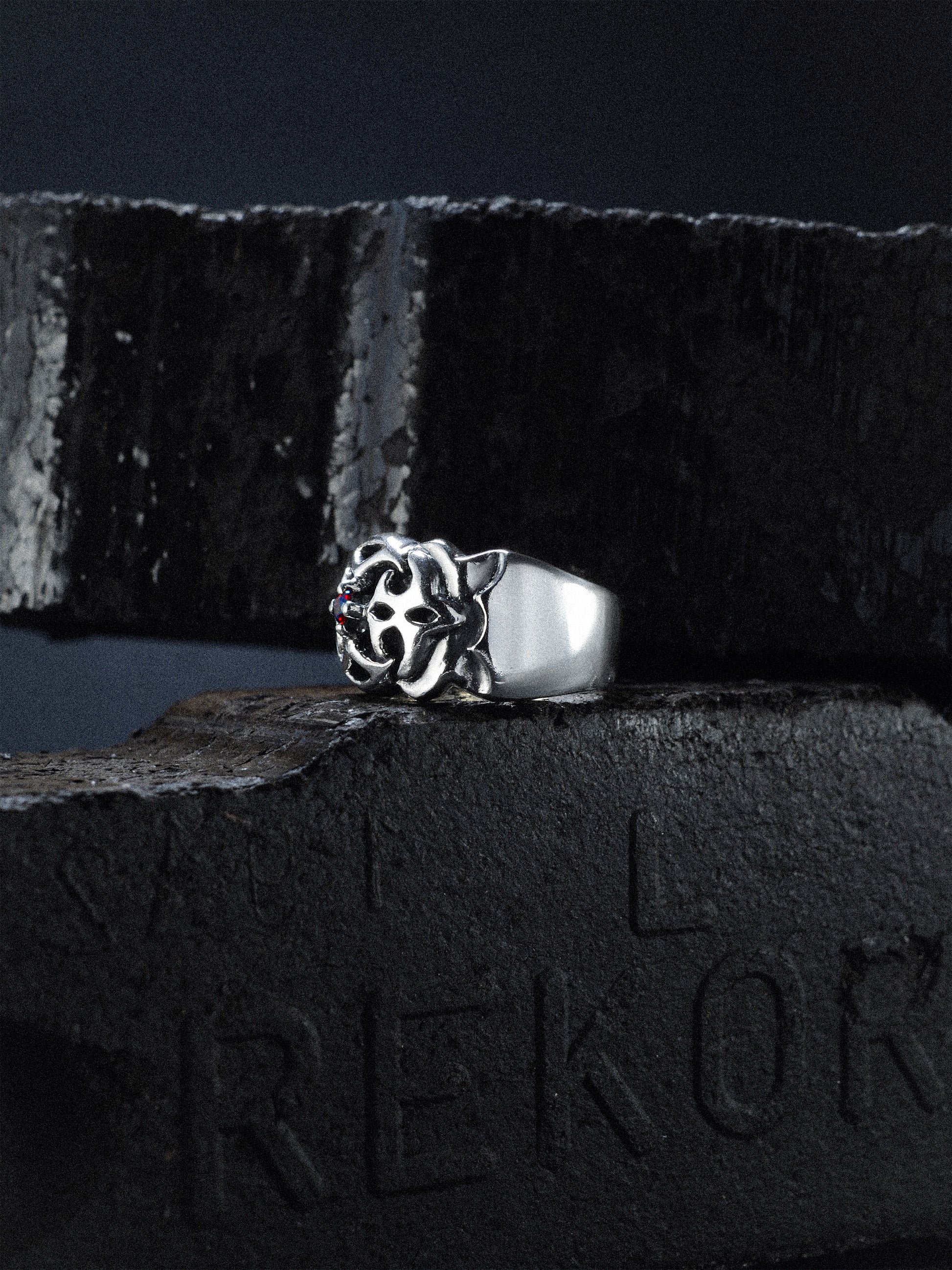 Noctain Ring „Ravaryn” 925 Sterling Silber Premium - Massiver Ring mit kleinem roten Stein. Opium / Gothic Szenenfoto Schwarze Kohle 